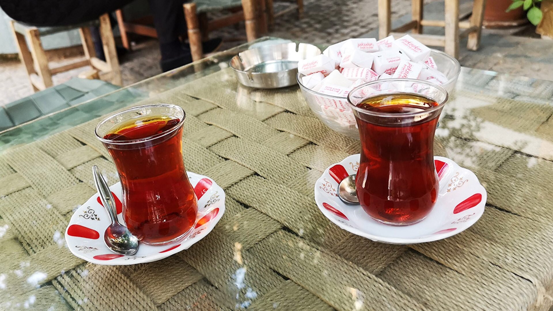Tradycyjna turecka herbata.
