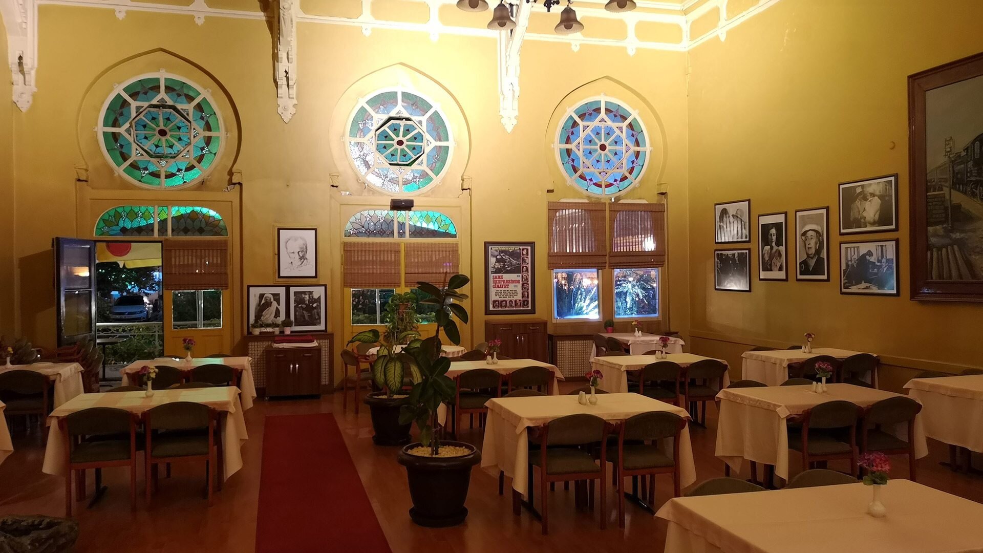 Wnętrze restauracji Orient Express, stoliki, pamiątki.