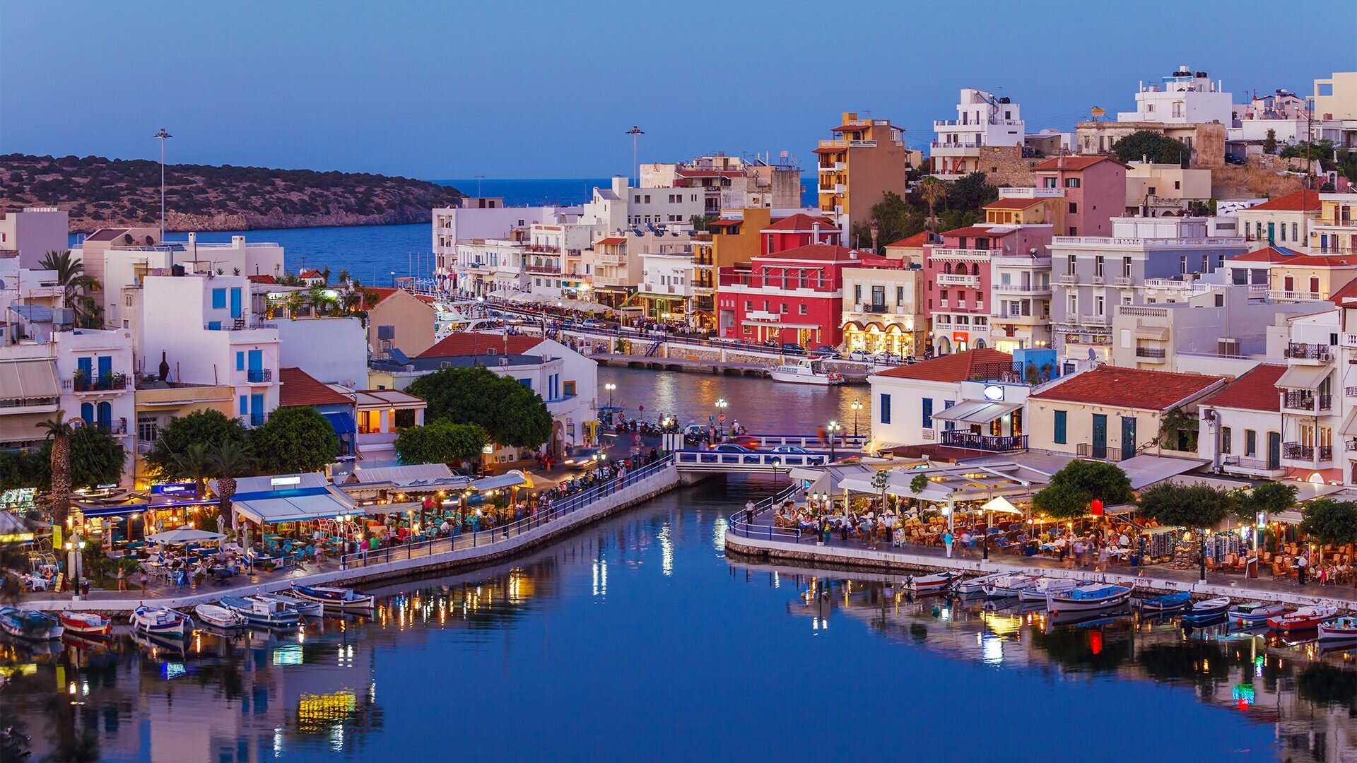 Tawerny i kluby nad jeziorem Voulismeni, Kreta, Grecja