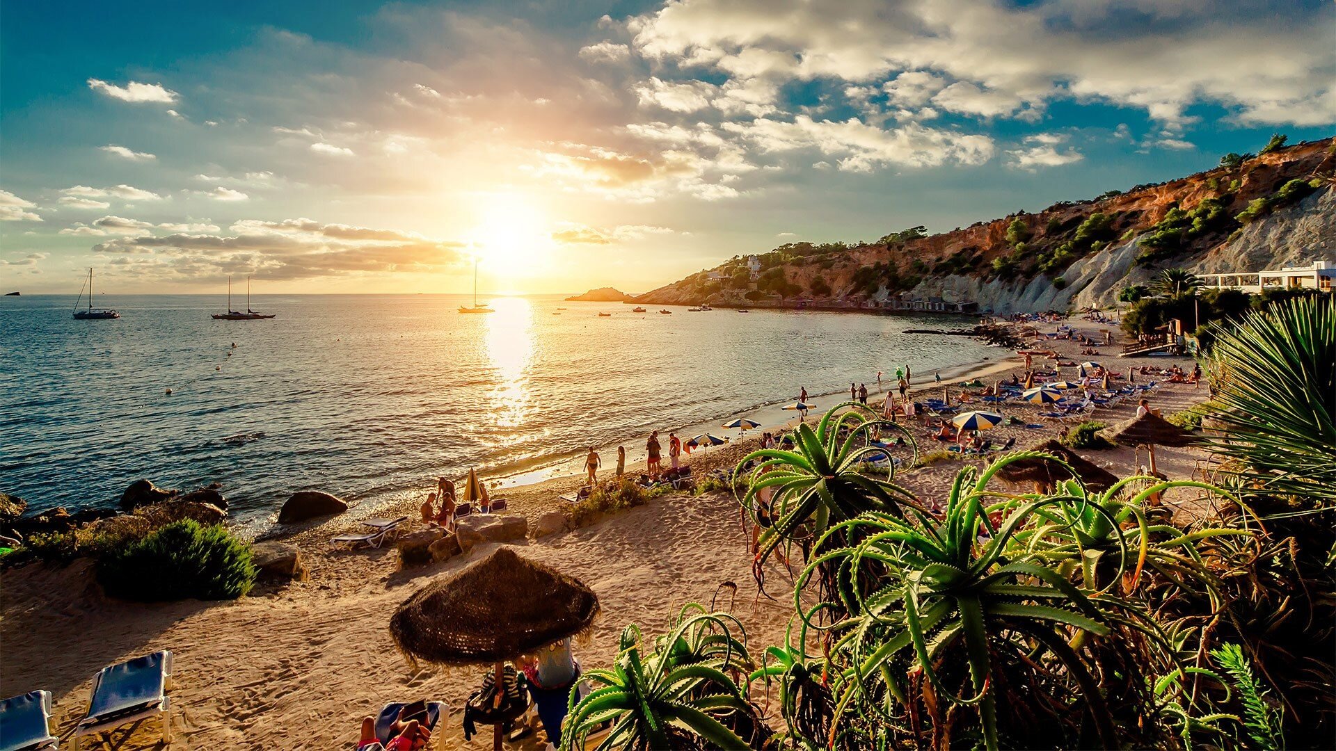 Zabawa przy zachodzie słońca na plaży, Ibiza, Hiszpania