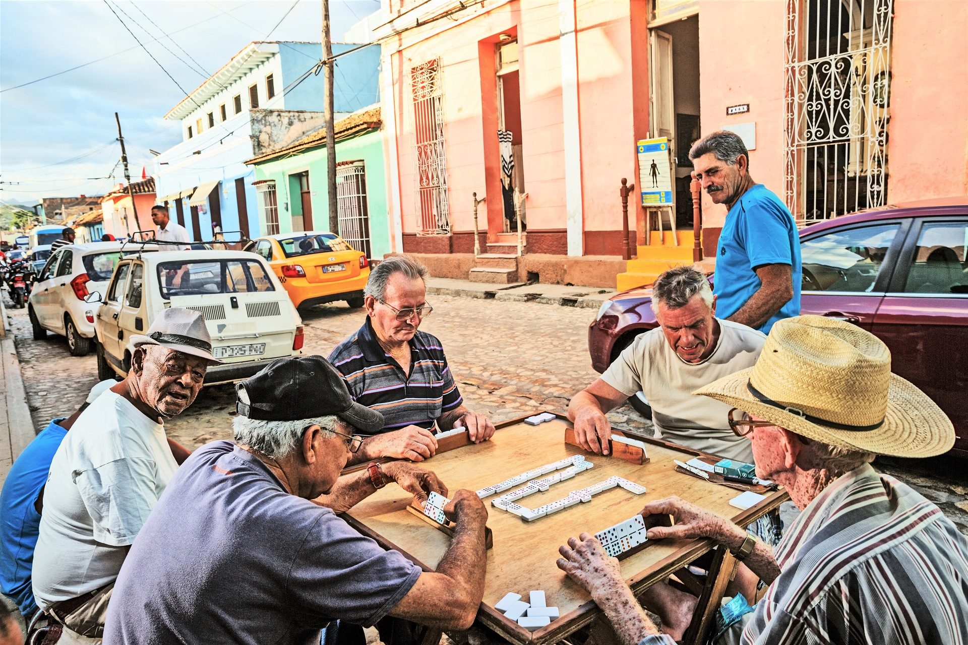Kubańczycy, uliczna gra, domino, Trinidad, kubańskie miasta, co zobaczyć na Kubie, zwiedzanie, wycieczka