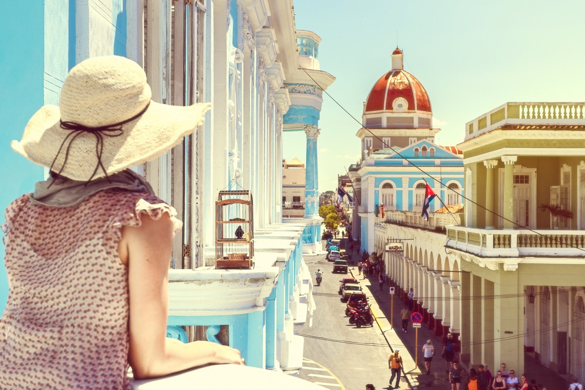 turystka, dziewczyna w kapeluszu, stare samochody, zabytkowe budynki, zabytki, Kuba, Hawana, atrakcje Kuby, wczasy, wakacje, zwiedzanie, jeszcze tyle do odkrycia