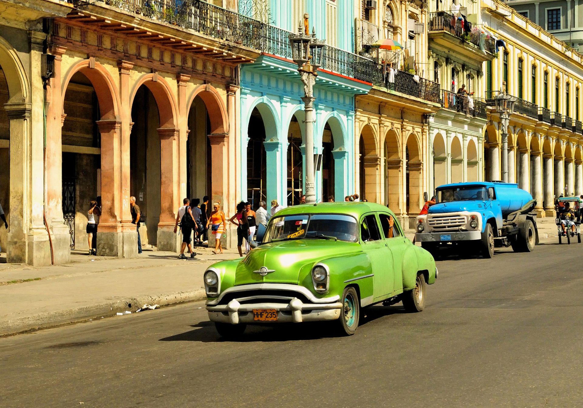 stary zielony samochód na ulicach Hawany