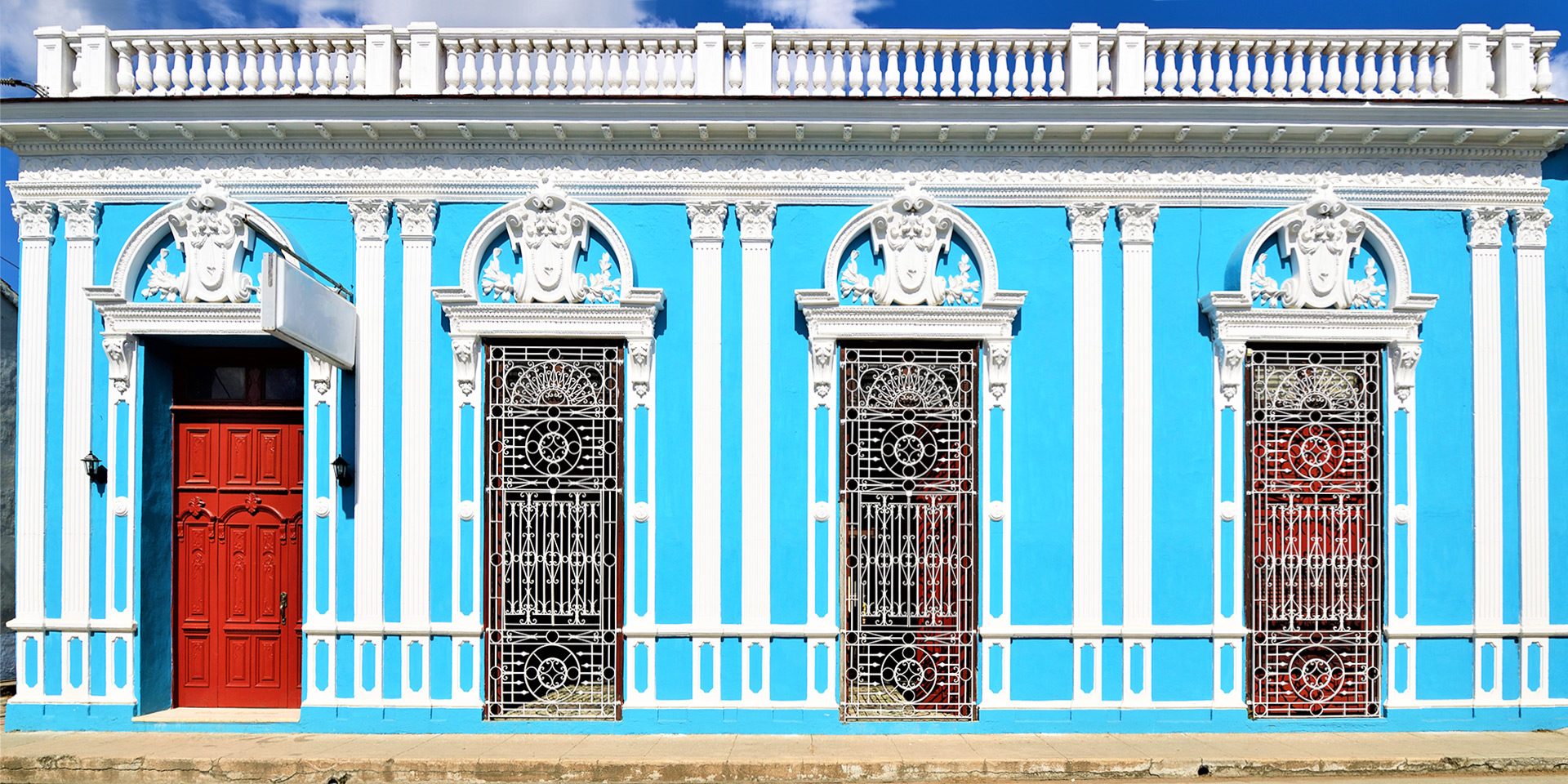 kolonialna zabudowa, Sancti Spiritus, Kuba, zabytki, błękitna kamienica, miasta na Kubie, fasada budynku, blog itaki