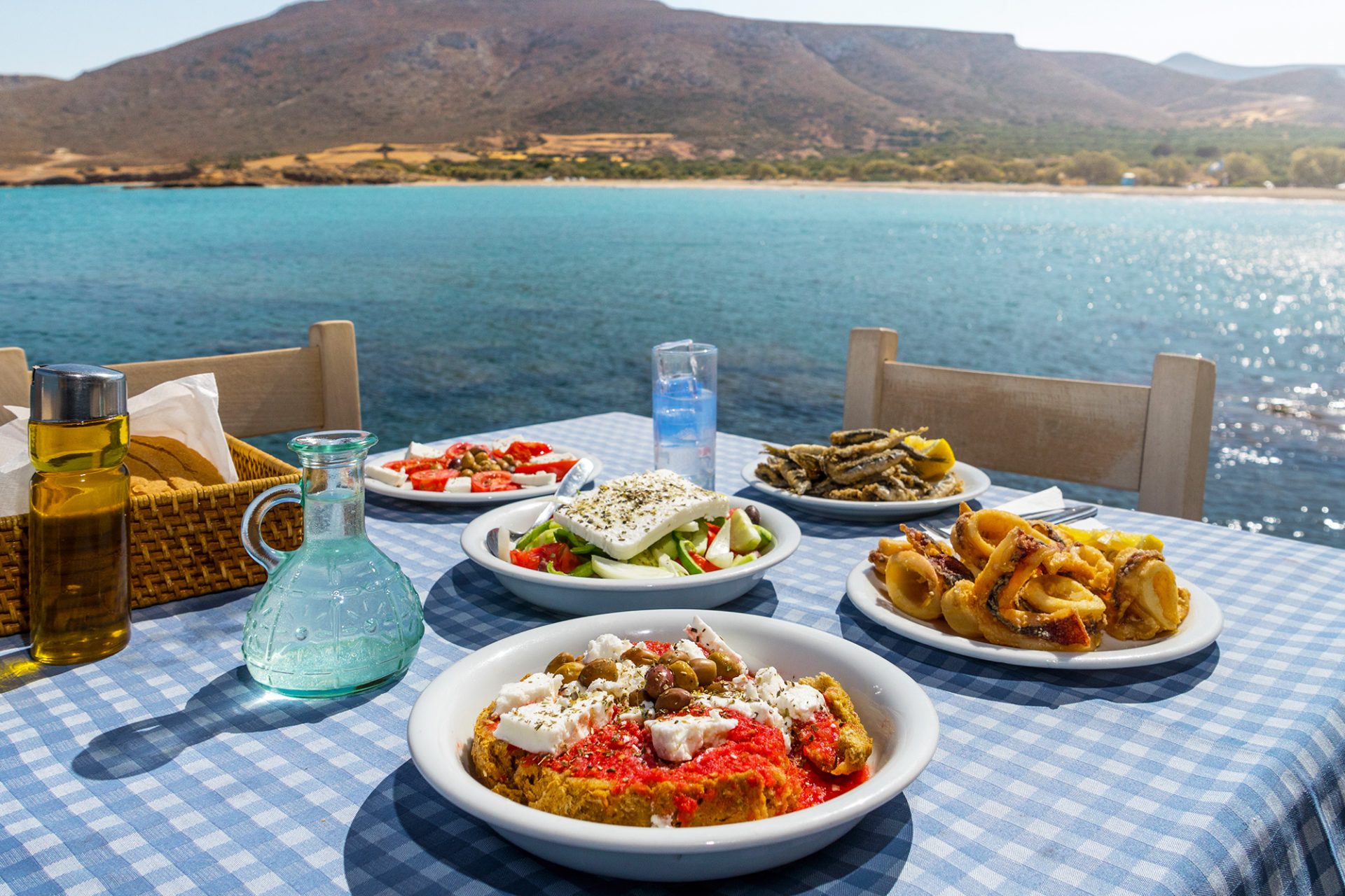 greckie dania, owoce morza, ouzo, sałatka, pomidory