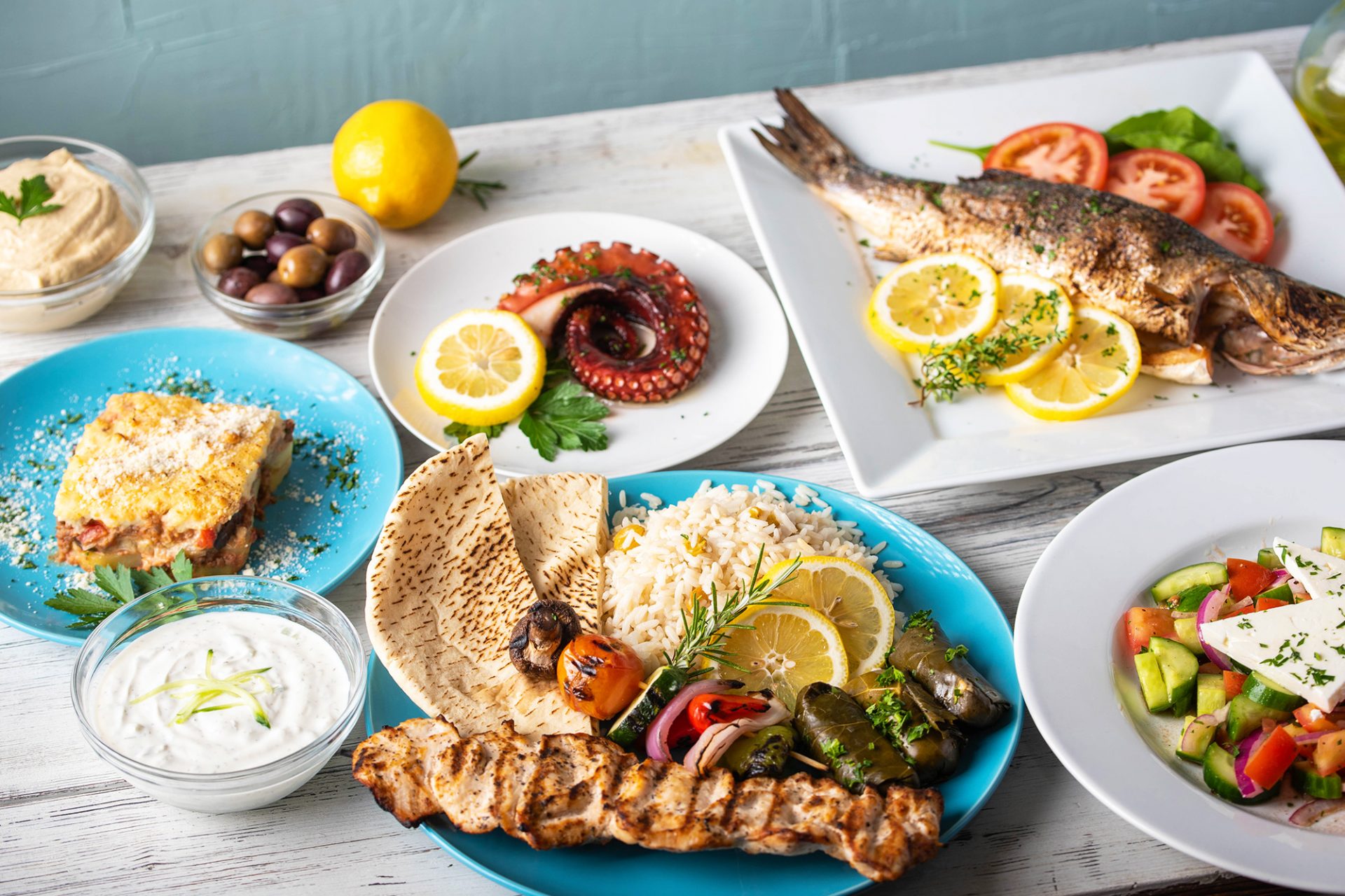 greckie potrawy, souvlaki, tzatziki, moussaka, sałatka grecka, ośmiornica