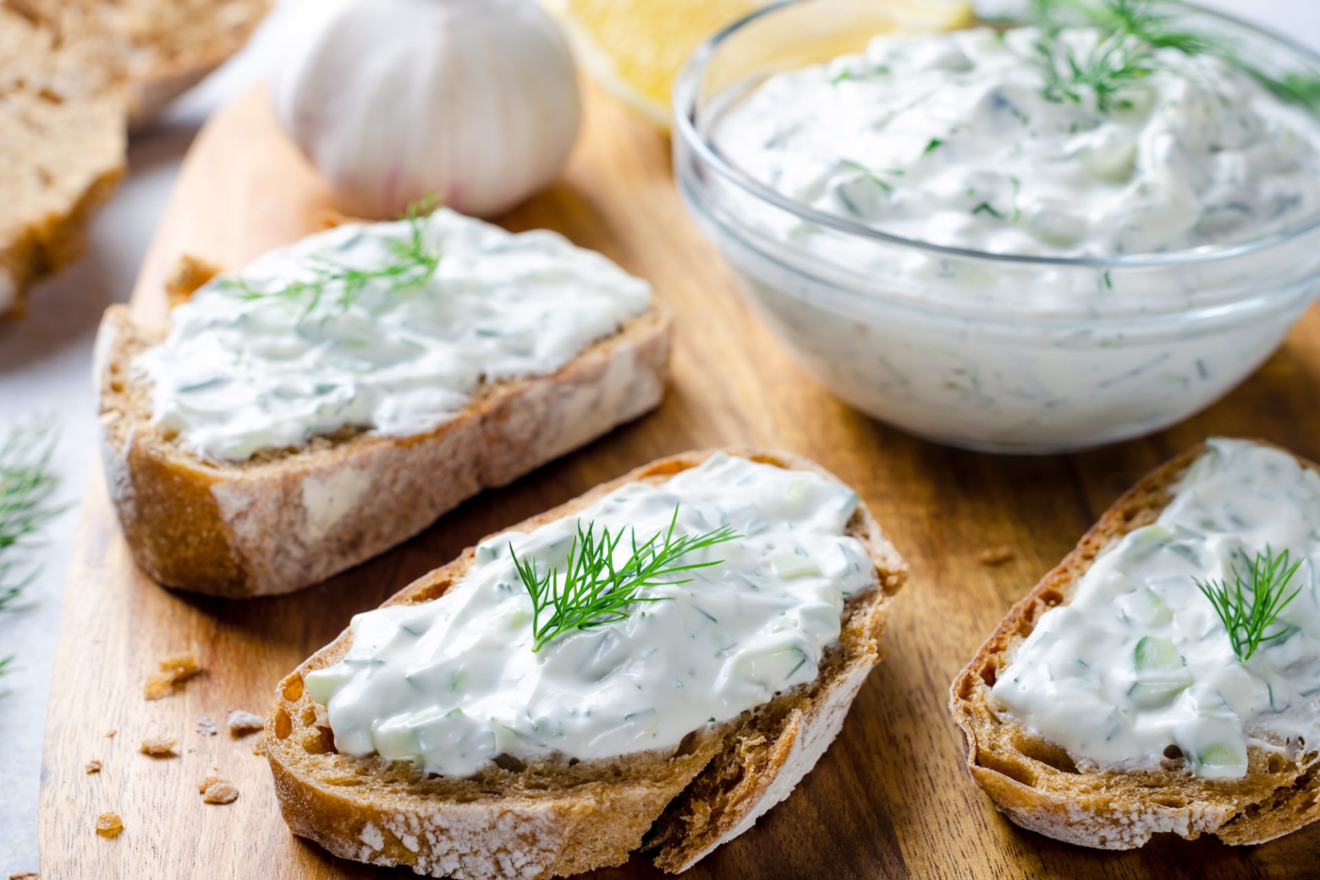 greckie tzatziki, przystawka, greckie pieczywo