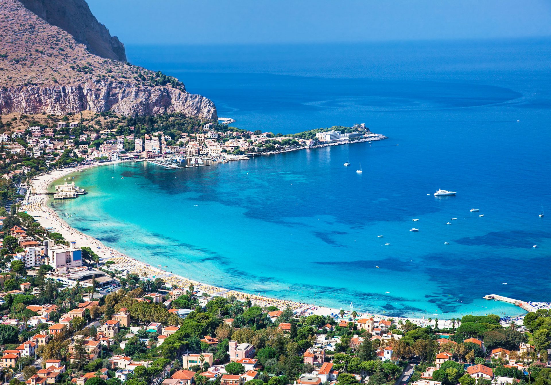 panoramiczny widok na plażę Mondello, Palermo, Sycylia, Włochy