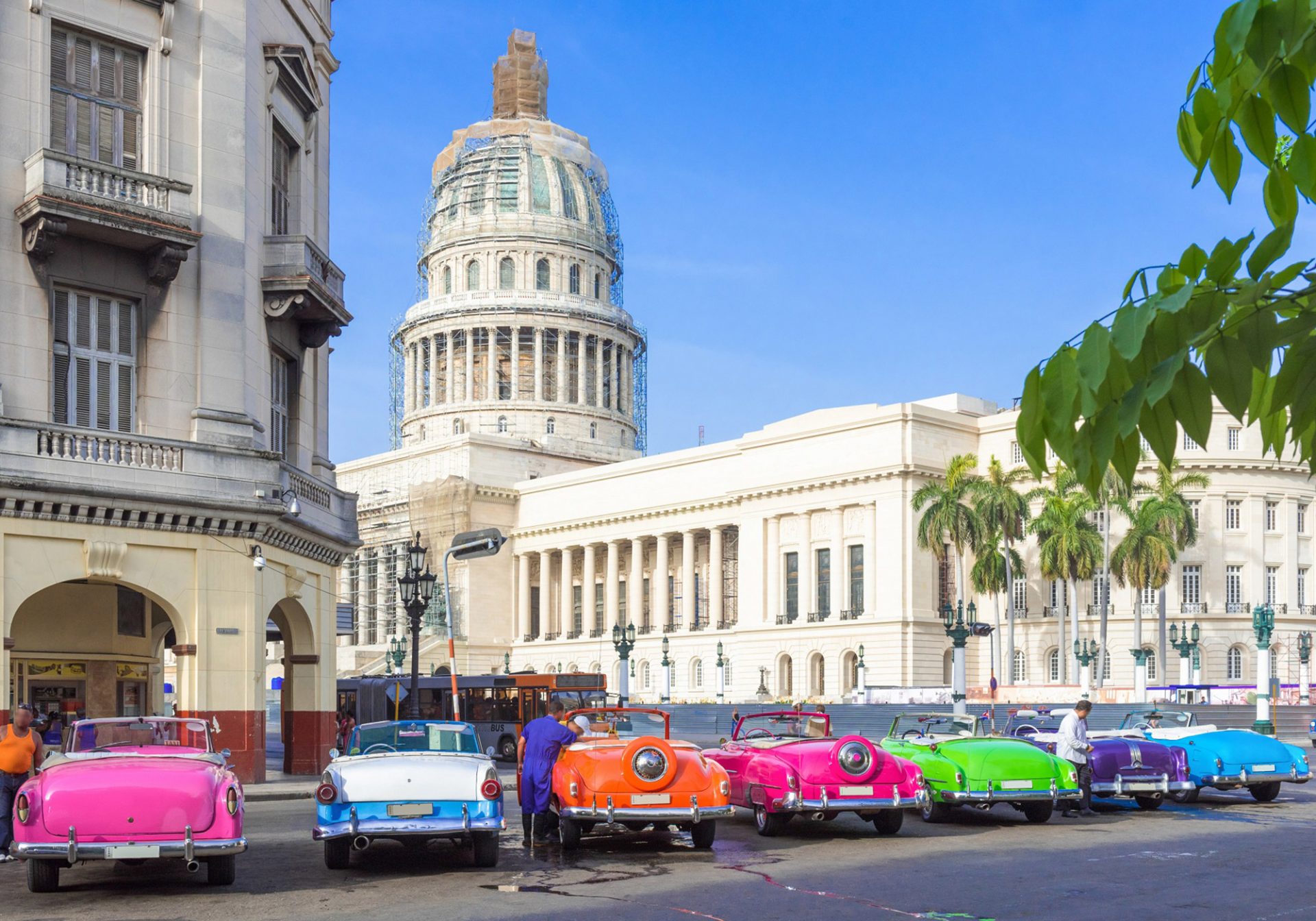 El Capitolio, Paseo del Prado, Hawana, Kuba, stare zabytkowe samochody