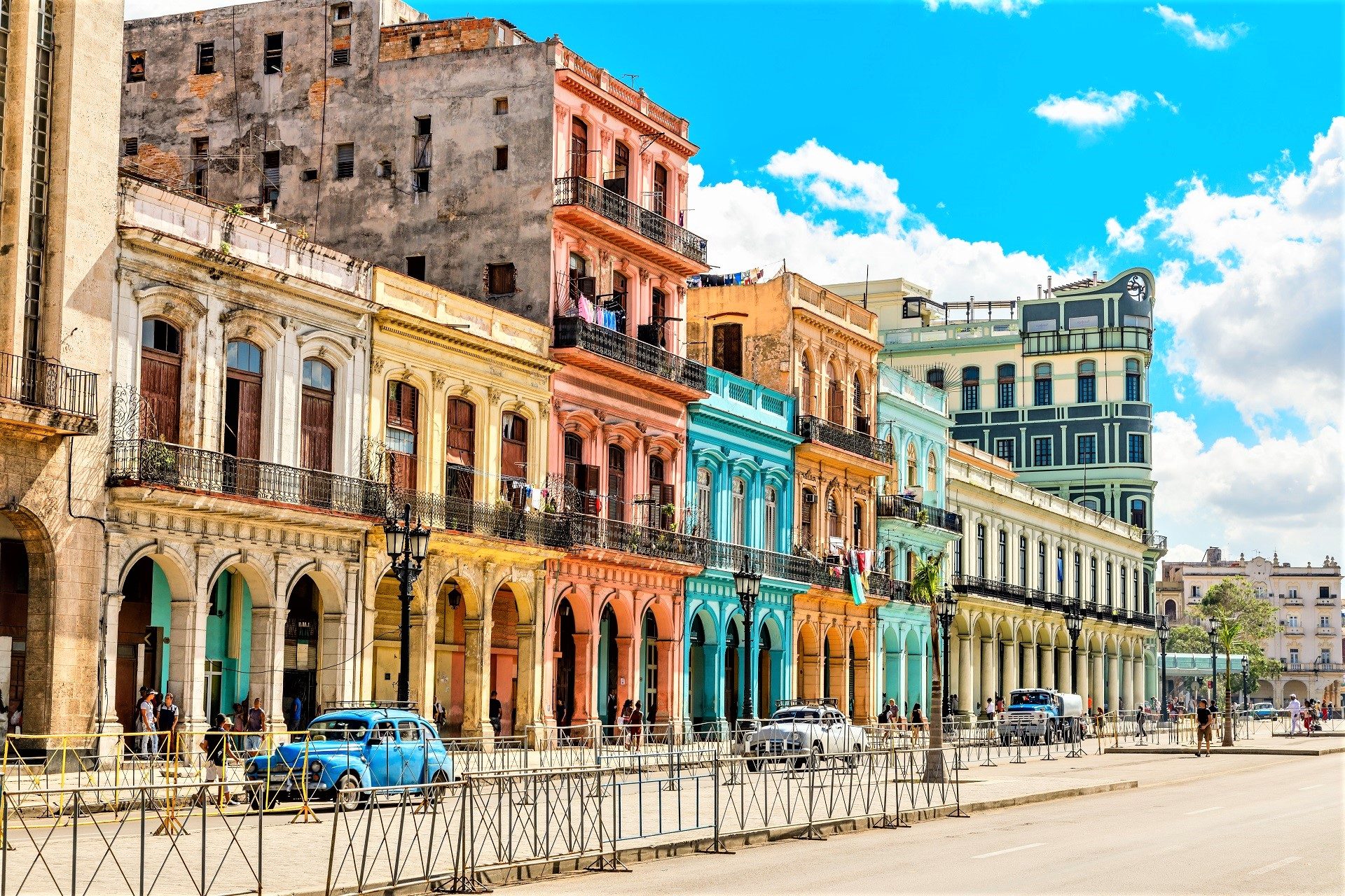 kolorowe kamienice w Hawanie, La Habana Vieja, stare kubańskie samochody