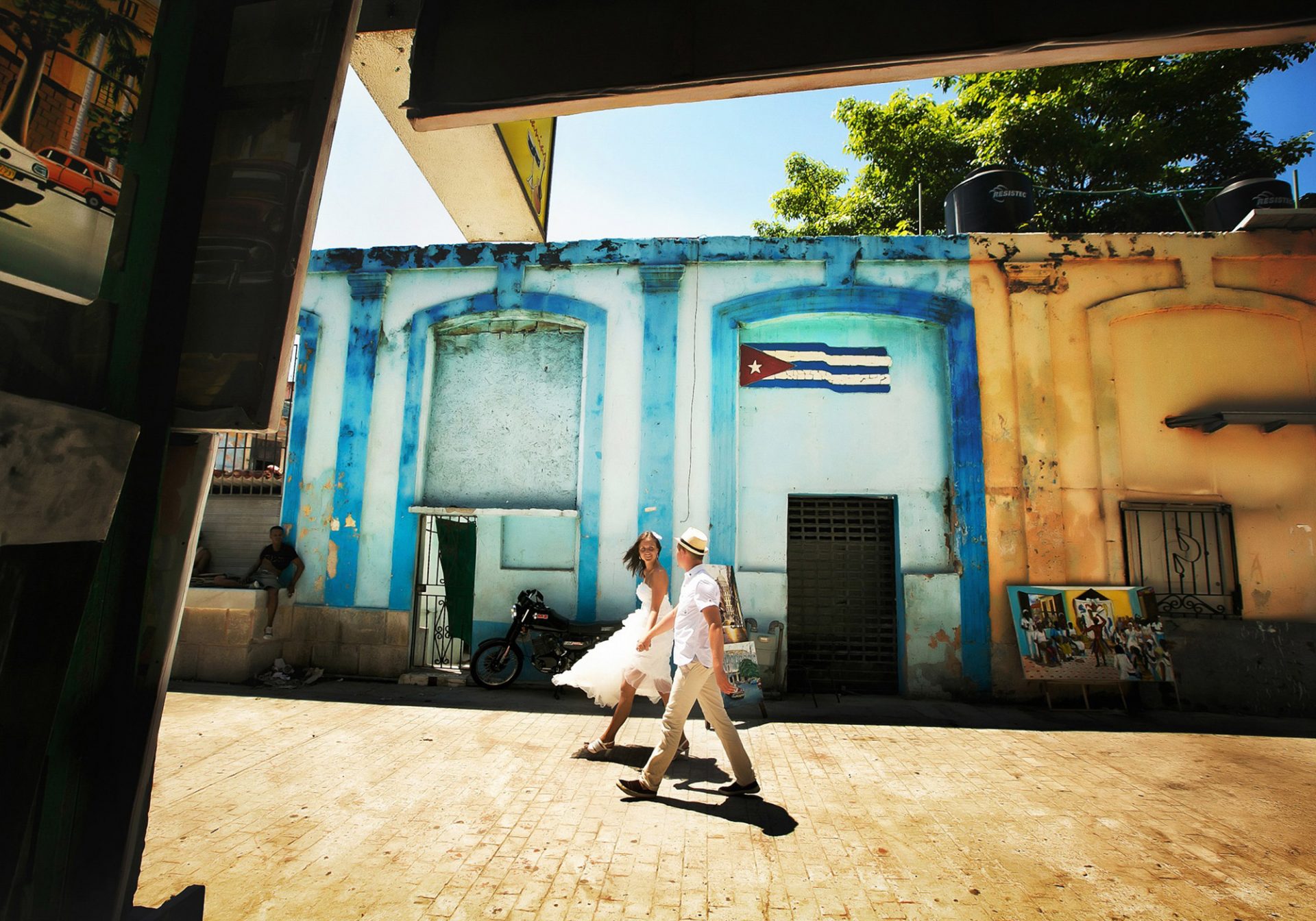 para trzymająca się za ręce spacerująca po ulicach Hawany, kolonialna zabudowa na Kubie