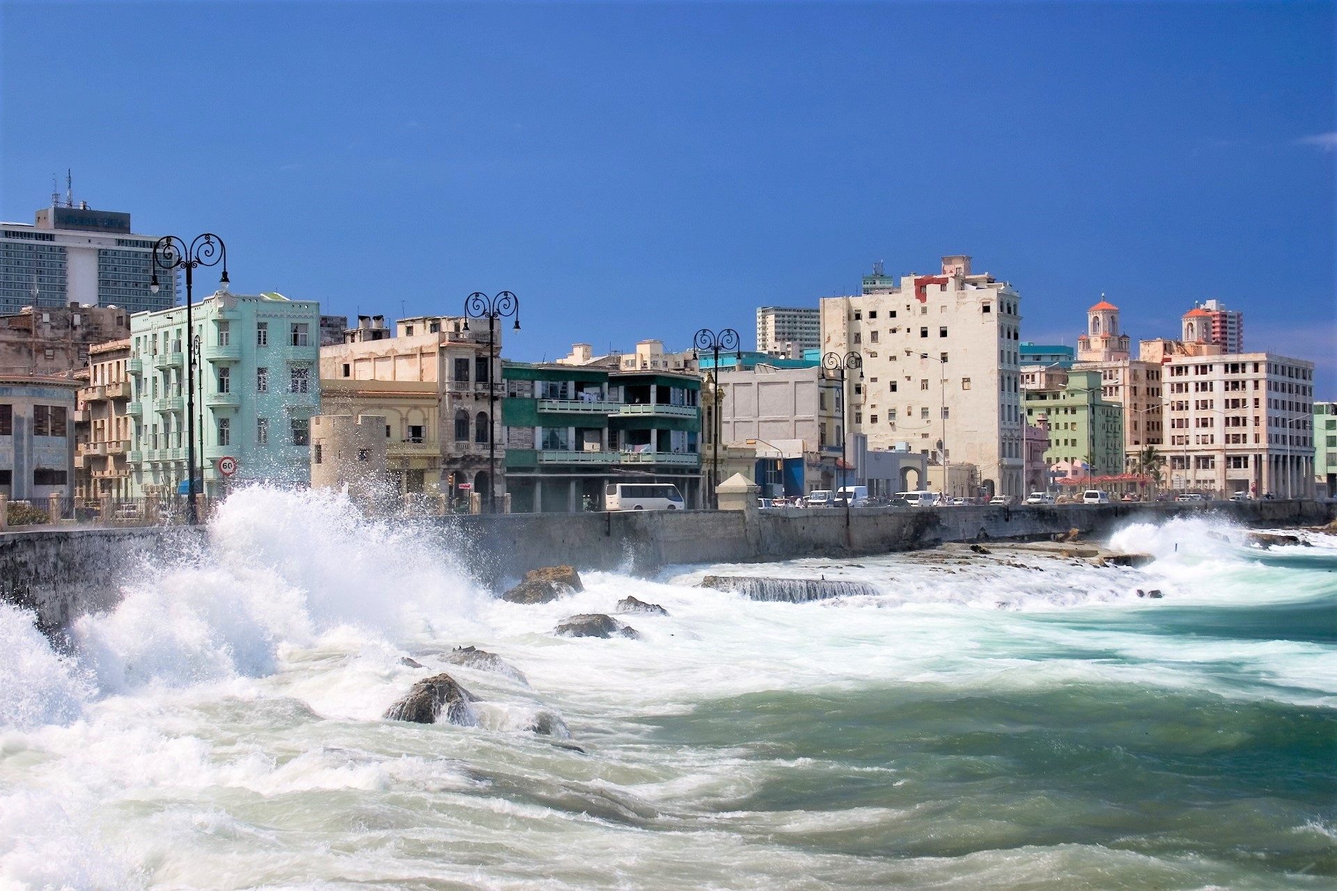 wzburzone fale nad El Malecón, Hawana, Kuba