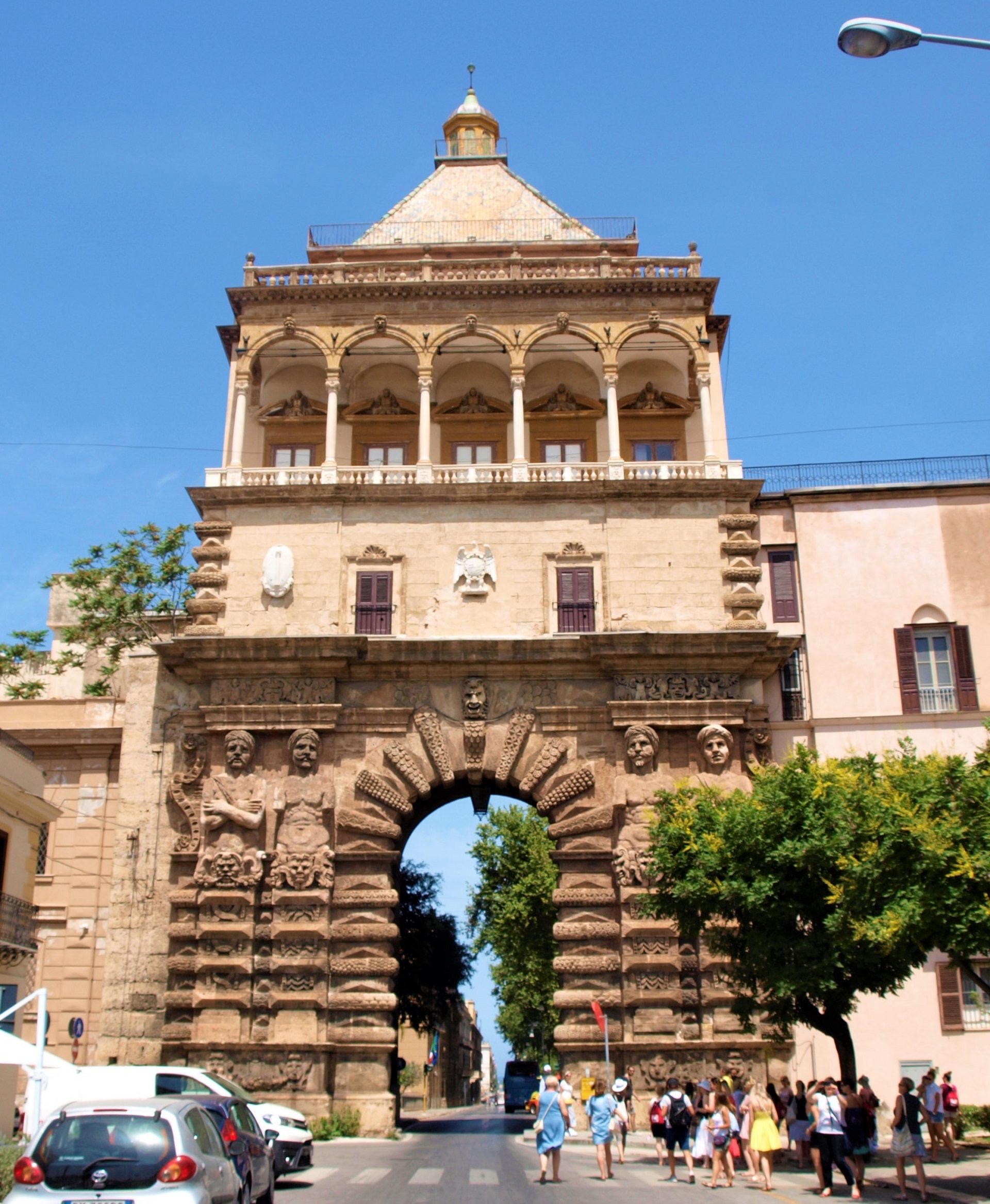 Porta Nuova, brama do miasta, zabytki Palermo, mauretańskie zdobienia