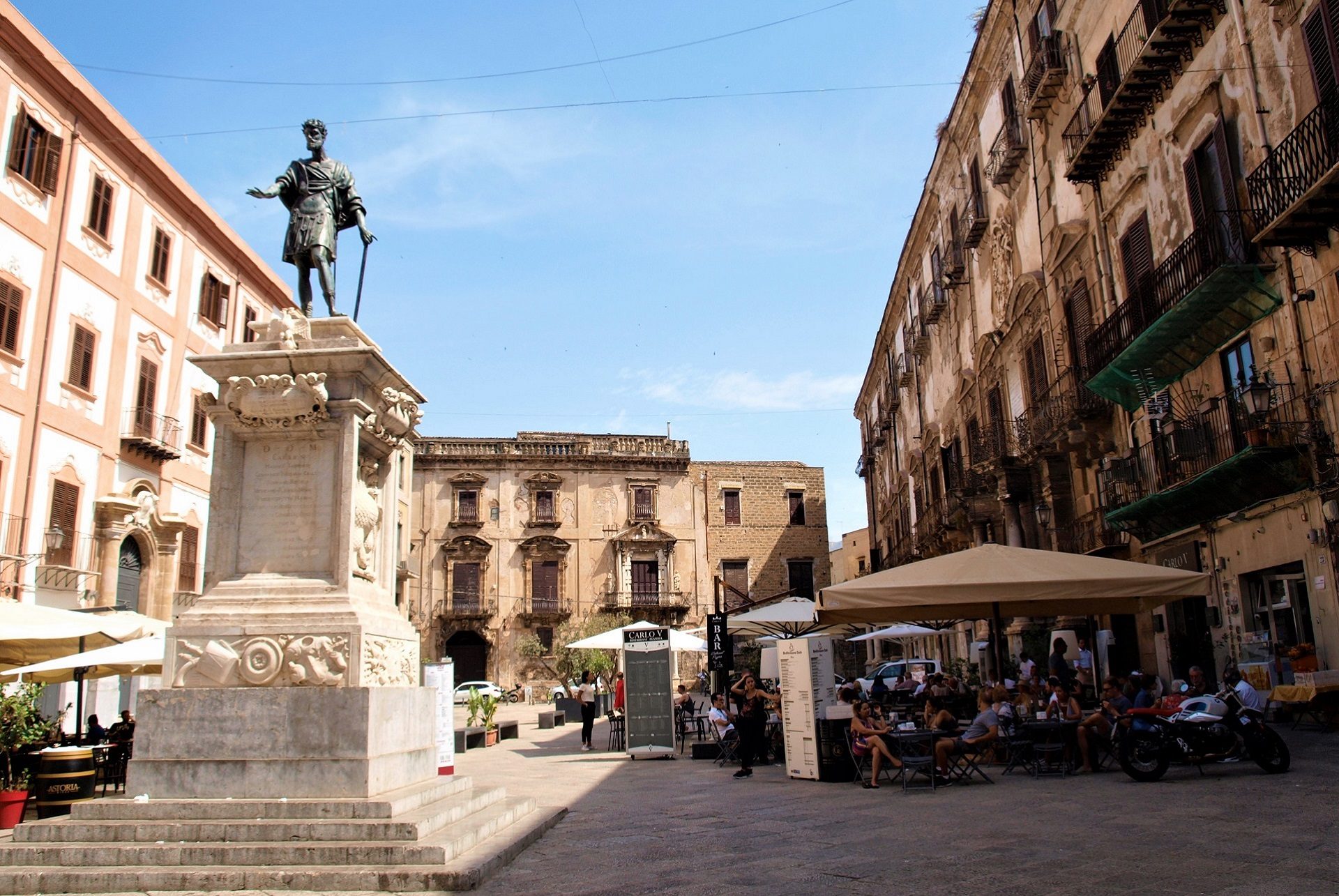 Urokliwy placyk z posągiem w Palermo na Sycylii