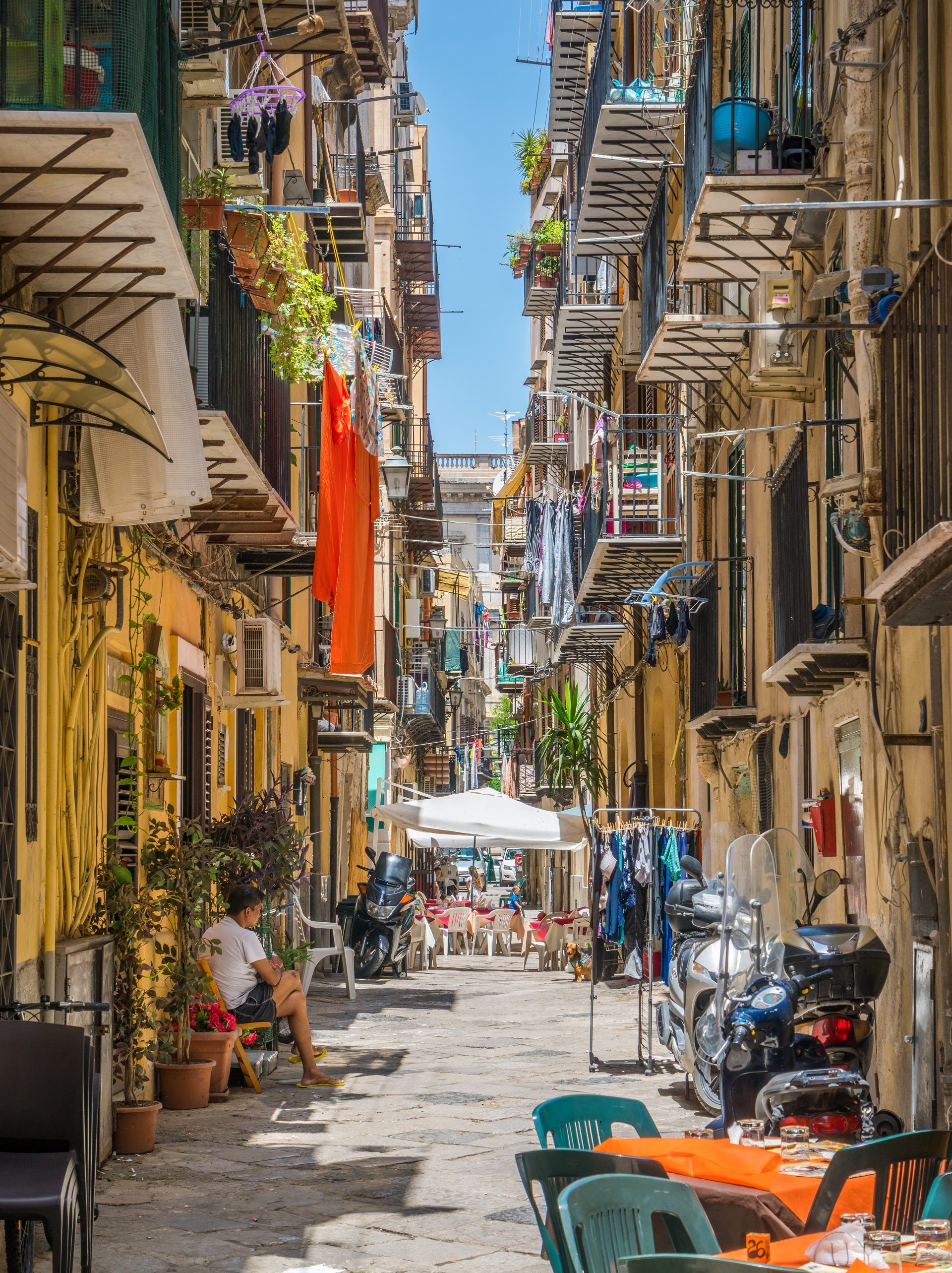 ulice Palermo, włoskie pranie, zwiedzanie Sycylii
