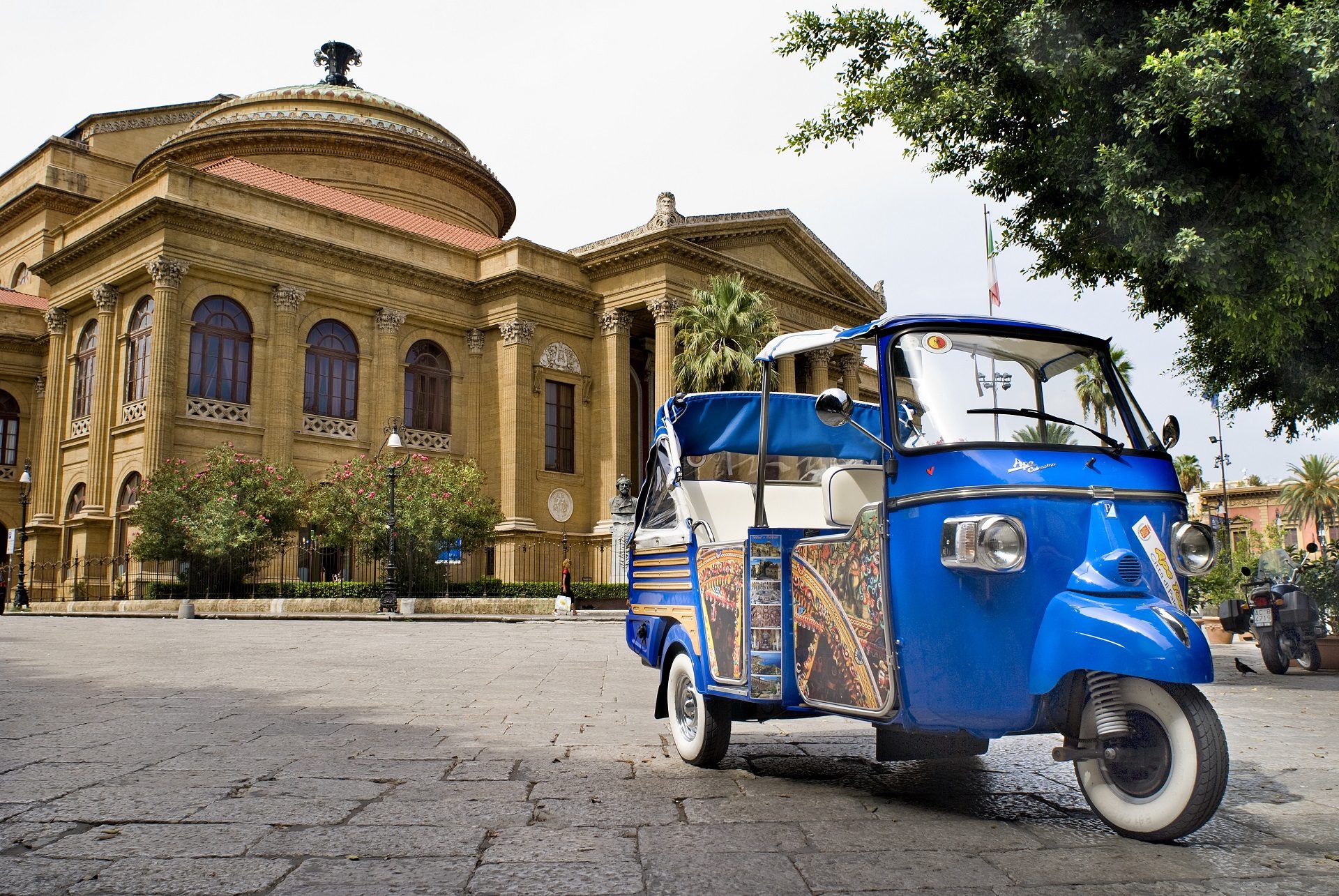 Teatro Massimo Vittorio Emanuele, Plac teatralny, teatr operowy w Palermo, teatry na Sycylii