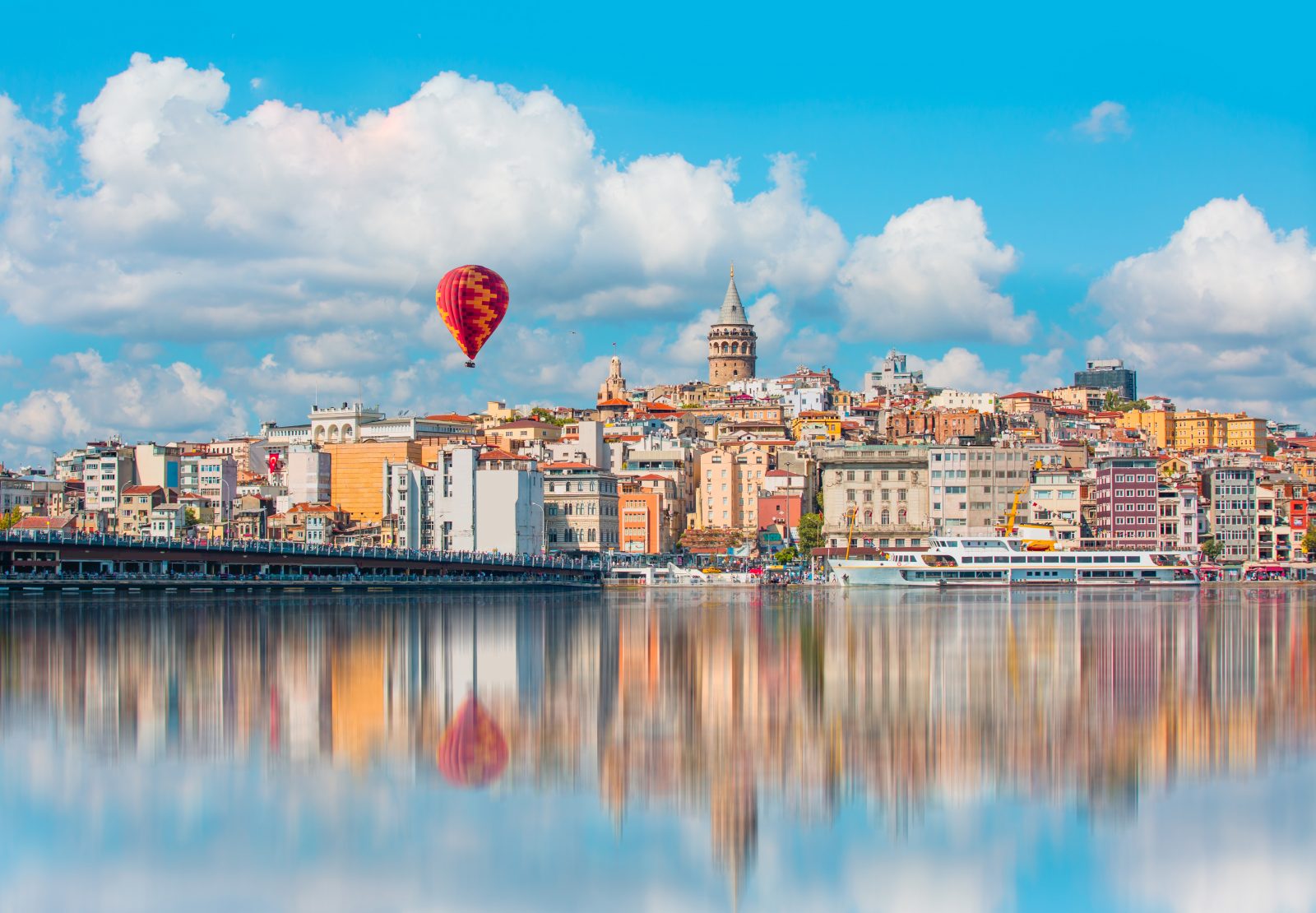 Balon nad wieżą Galata, Istambuł, Turcja