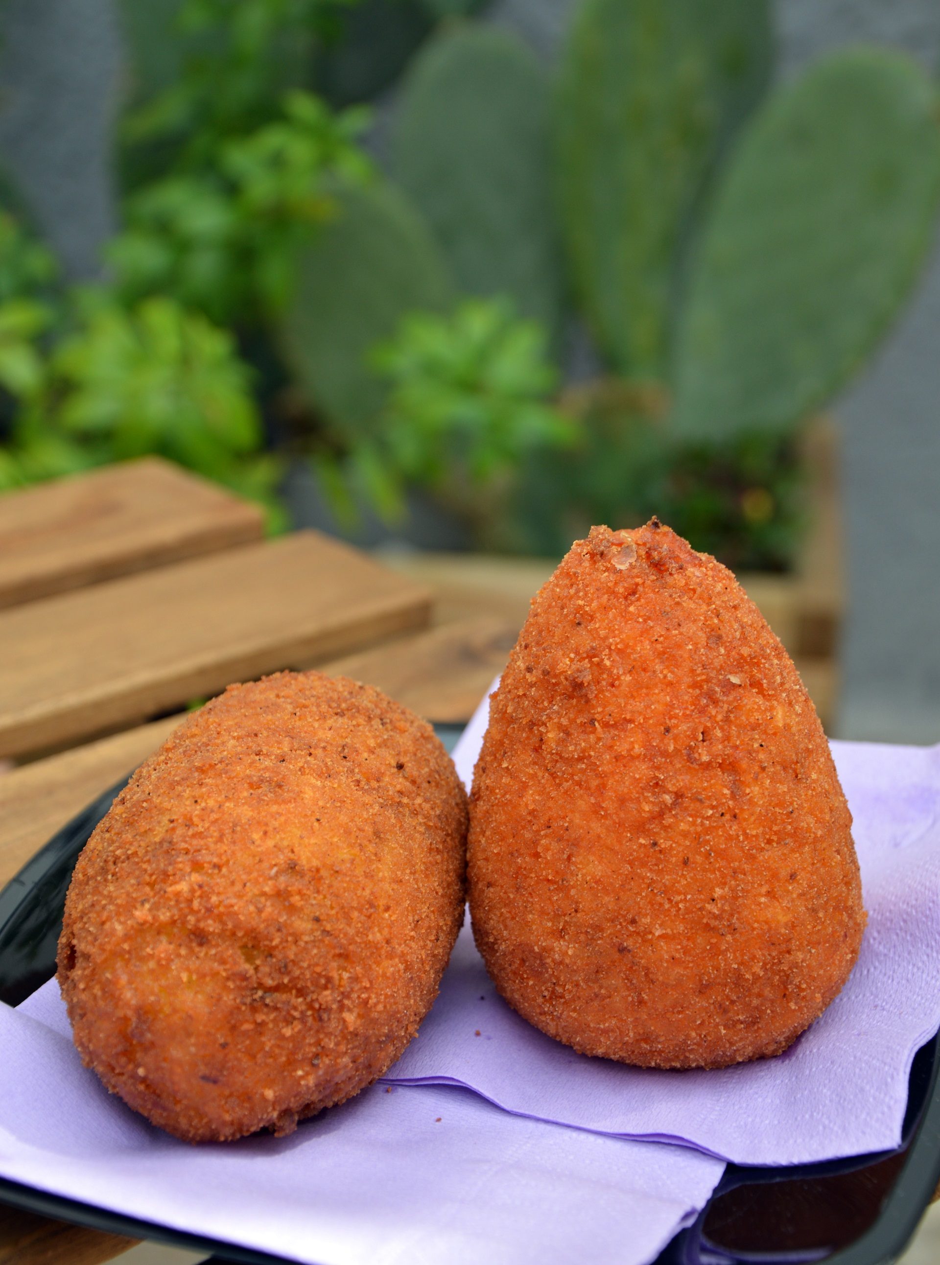 ryżowe kule z mięsem, jedzenie na Sycylii, arancini con ragu, sycylijskie potrawy, co zjeść w Palermo