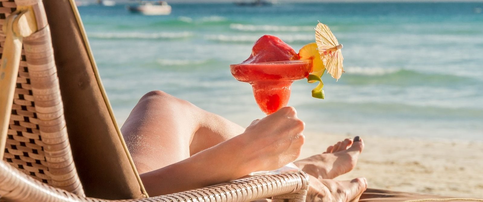 leżenie na plaży, drinki w all inclusive, piaszczyste plaże, gdzie na wakacje, blog itaki