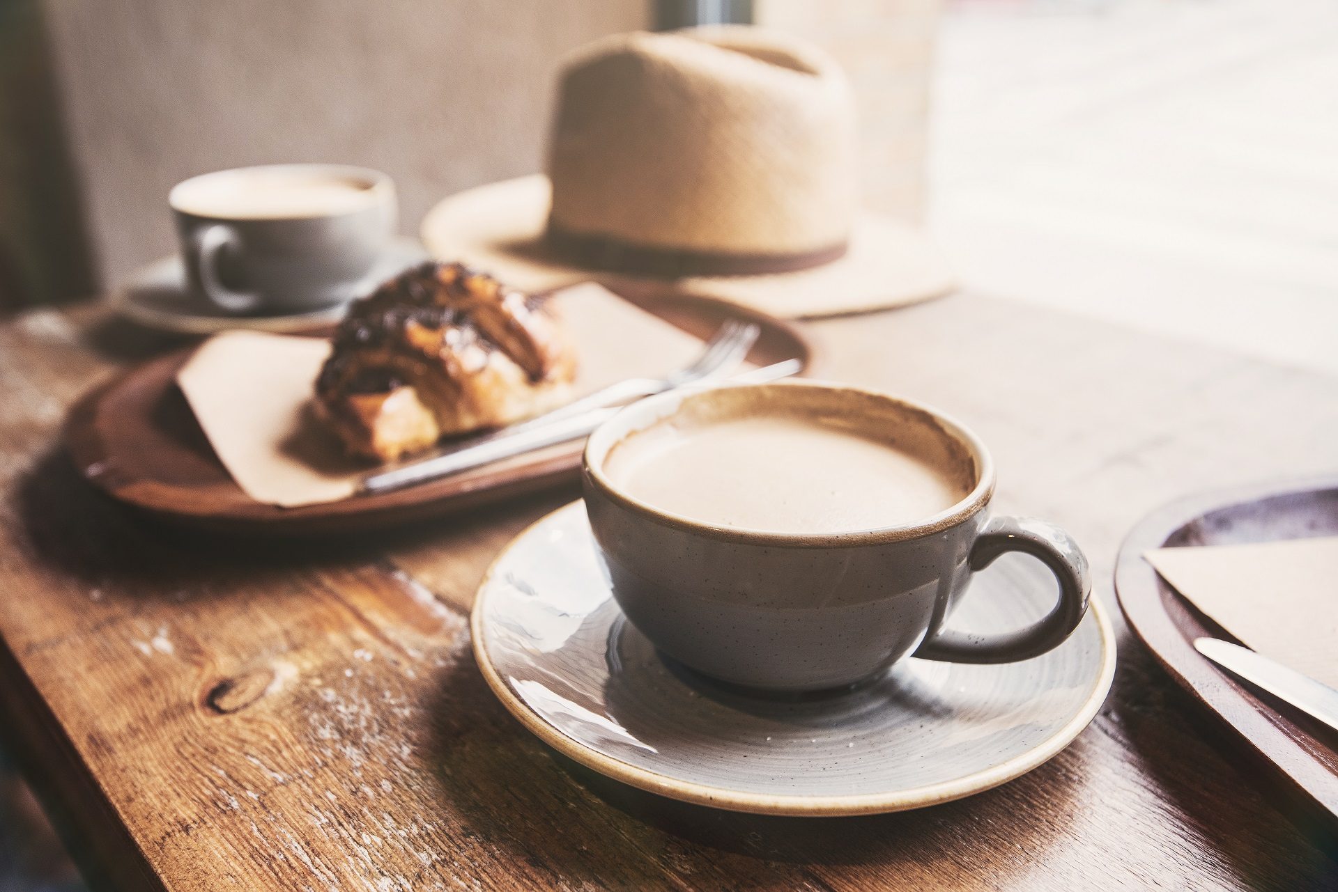 włoskie śniadanie, kawa i rogalik, cappuccino, espresso, cornetto