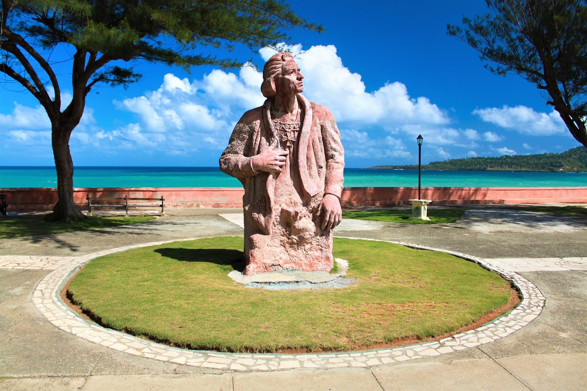 Pomnik Krzysztofa Kolumba, Baracoa na Kubie, kubańskie miasteczka, blog Itaki, podróże z pasją