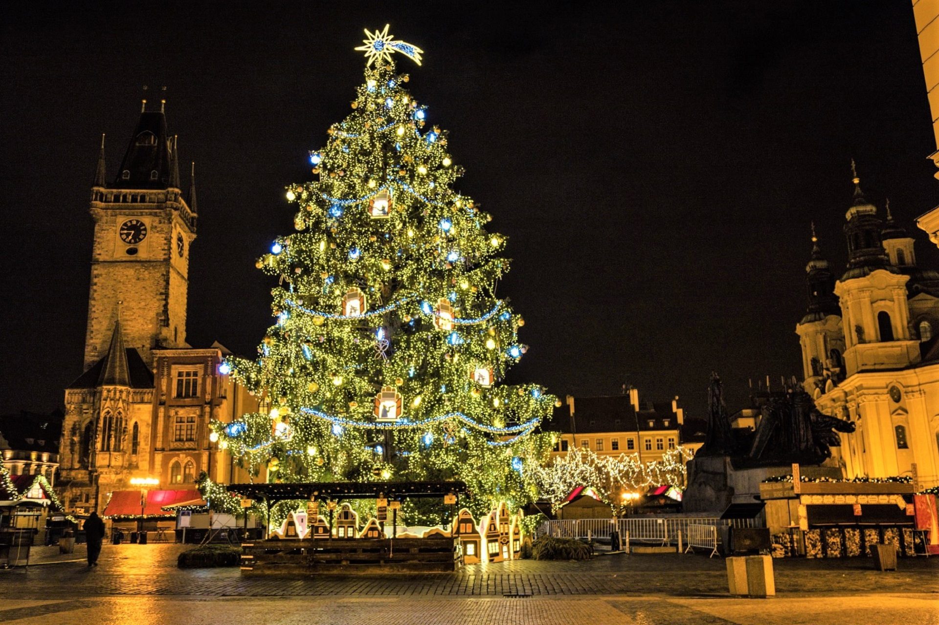 Rynek Starego Miasta w Pradze, świąteczna choinka na jarmarku bożonarodzeniowym