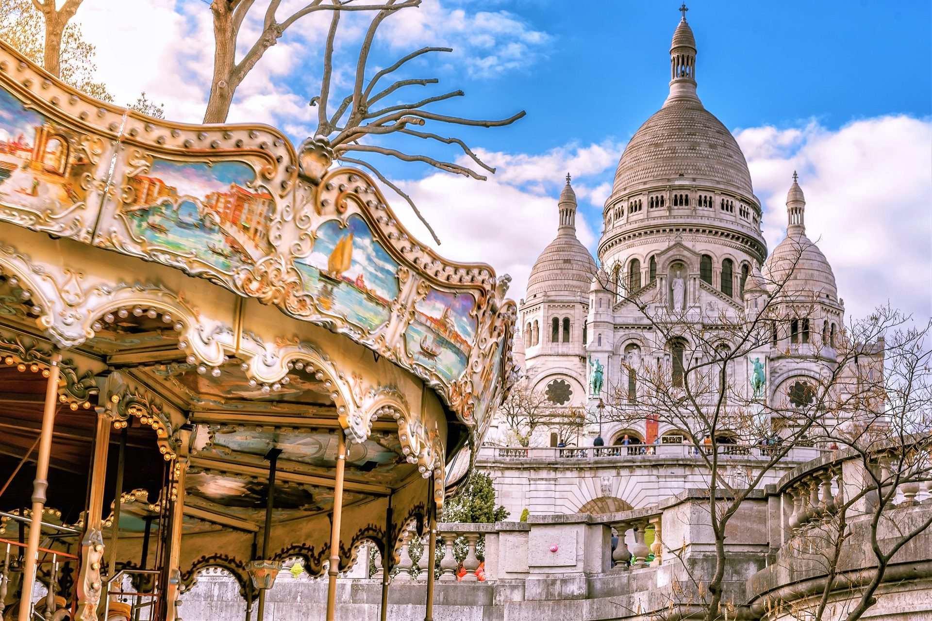 Piękna karuzela pod Bazyliką Najświętszego Serca Sacré-Cœur w Paryżu
