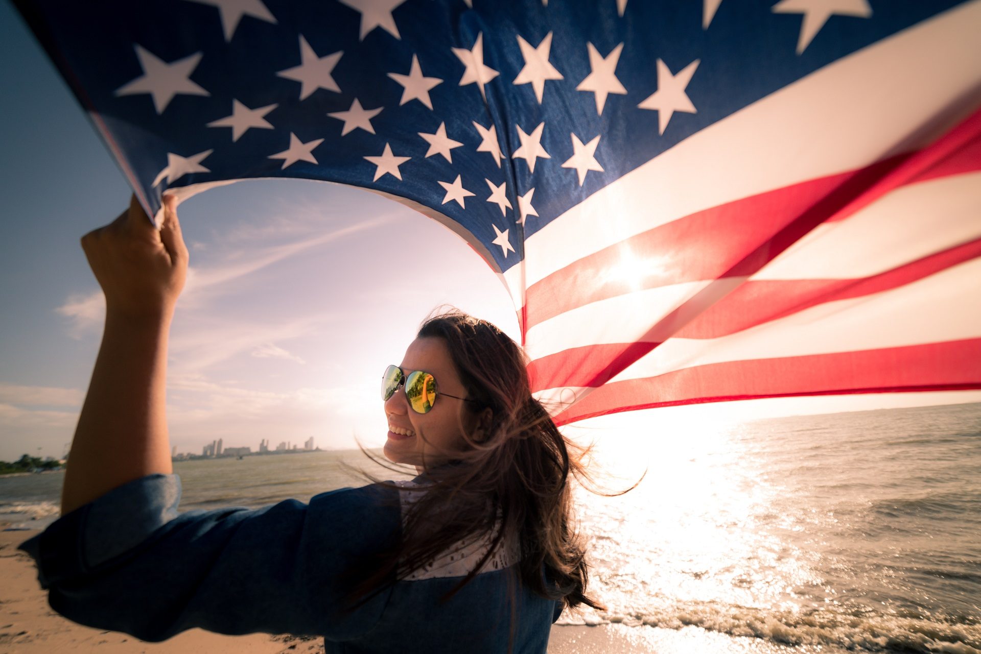 Szczęśliwa dziewczyna z flagą USA, święto niepodległości w Stanach Zjednoczonych