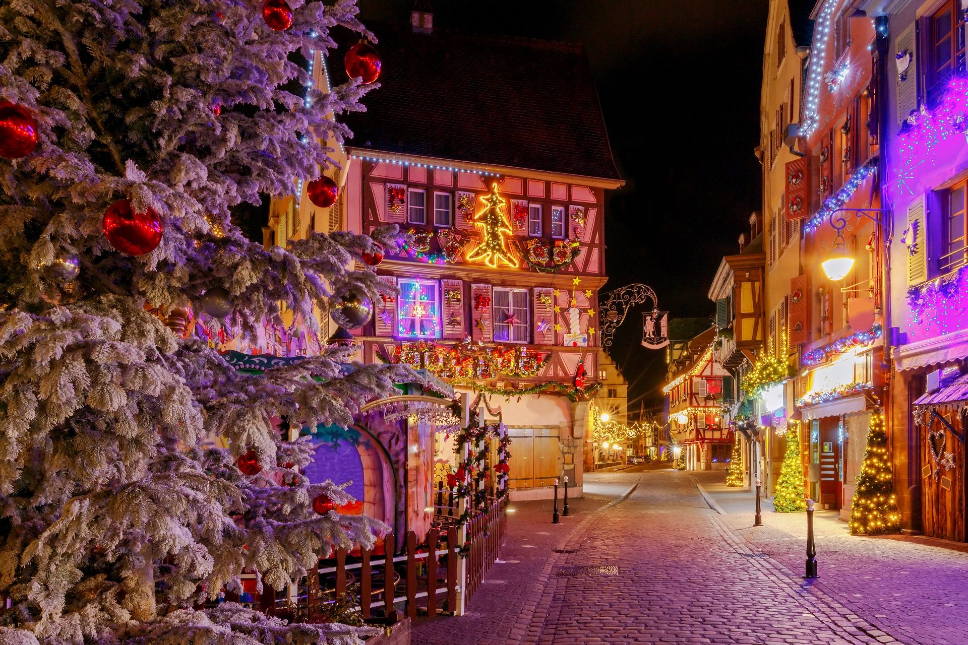 Stare miasto w Colmar we Francji w ozdobach świątecznych