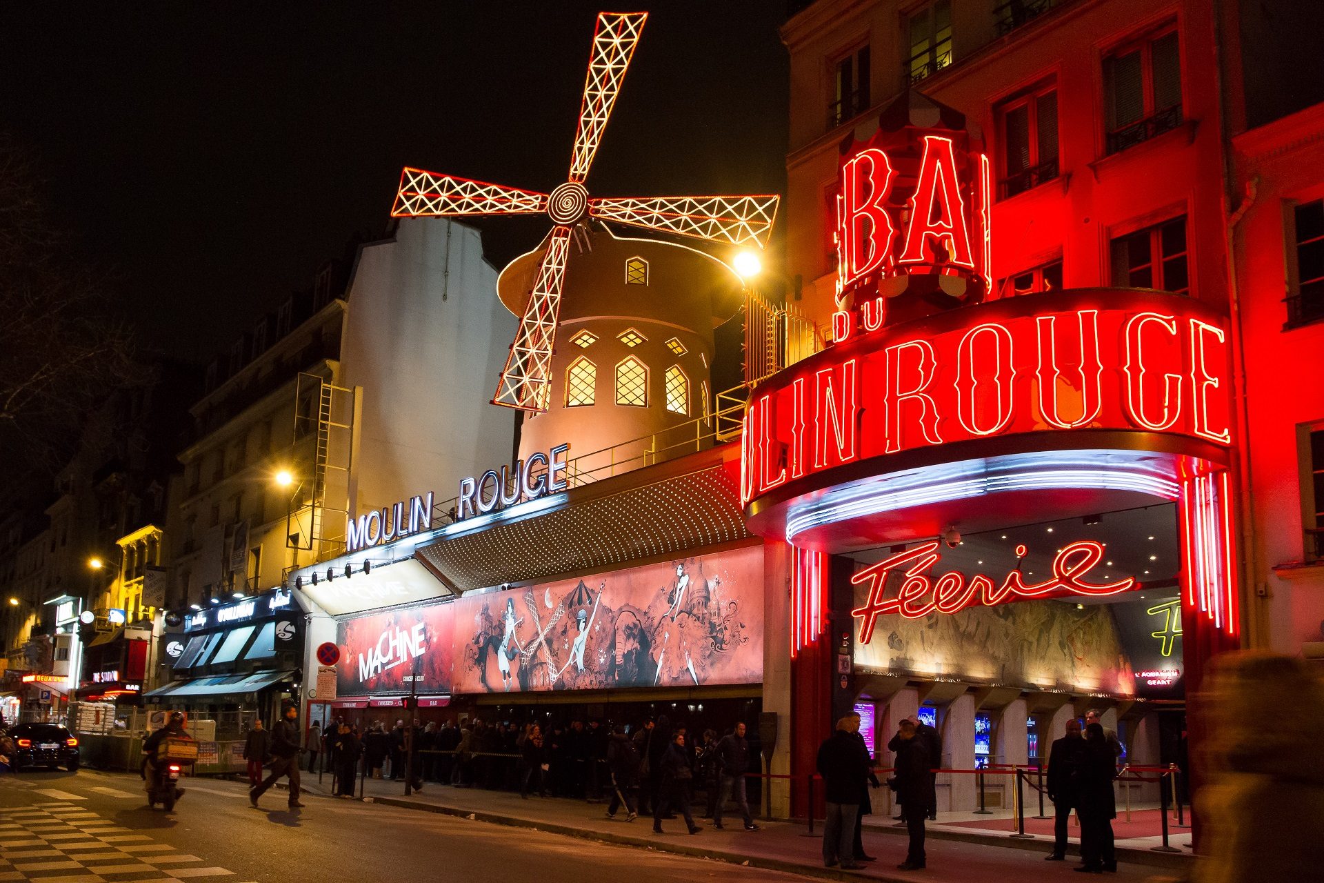 najsłynniejszy kabaret Moulin Rouge z podświetlonym na czerwono wiatrakiem przy Boulevard de Clichy w paryskim Montmartre  