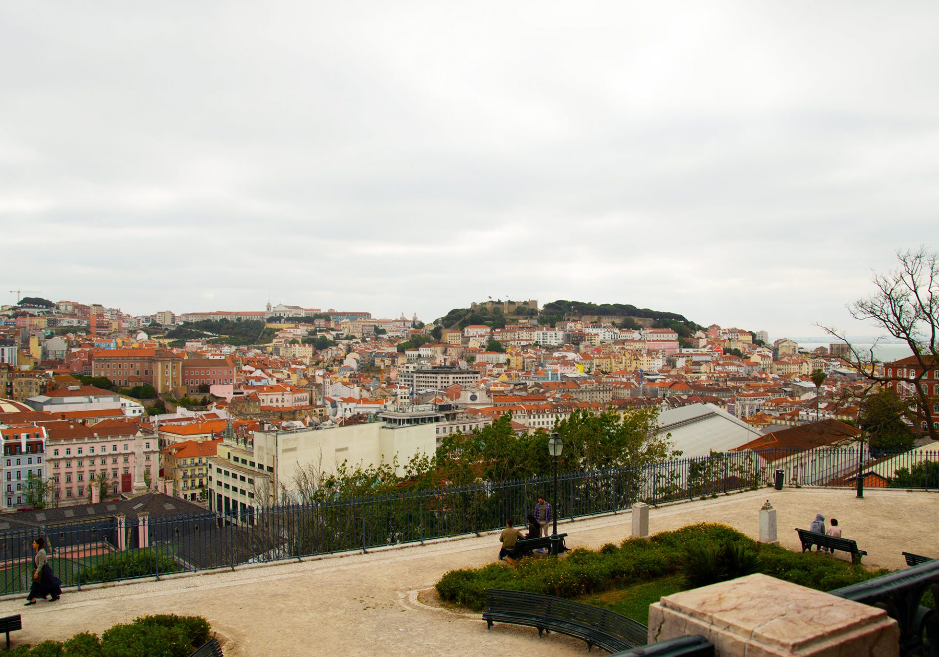 Zamek Św. Jerzego z tarasu widokowego Miradouro da Graça