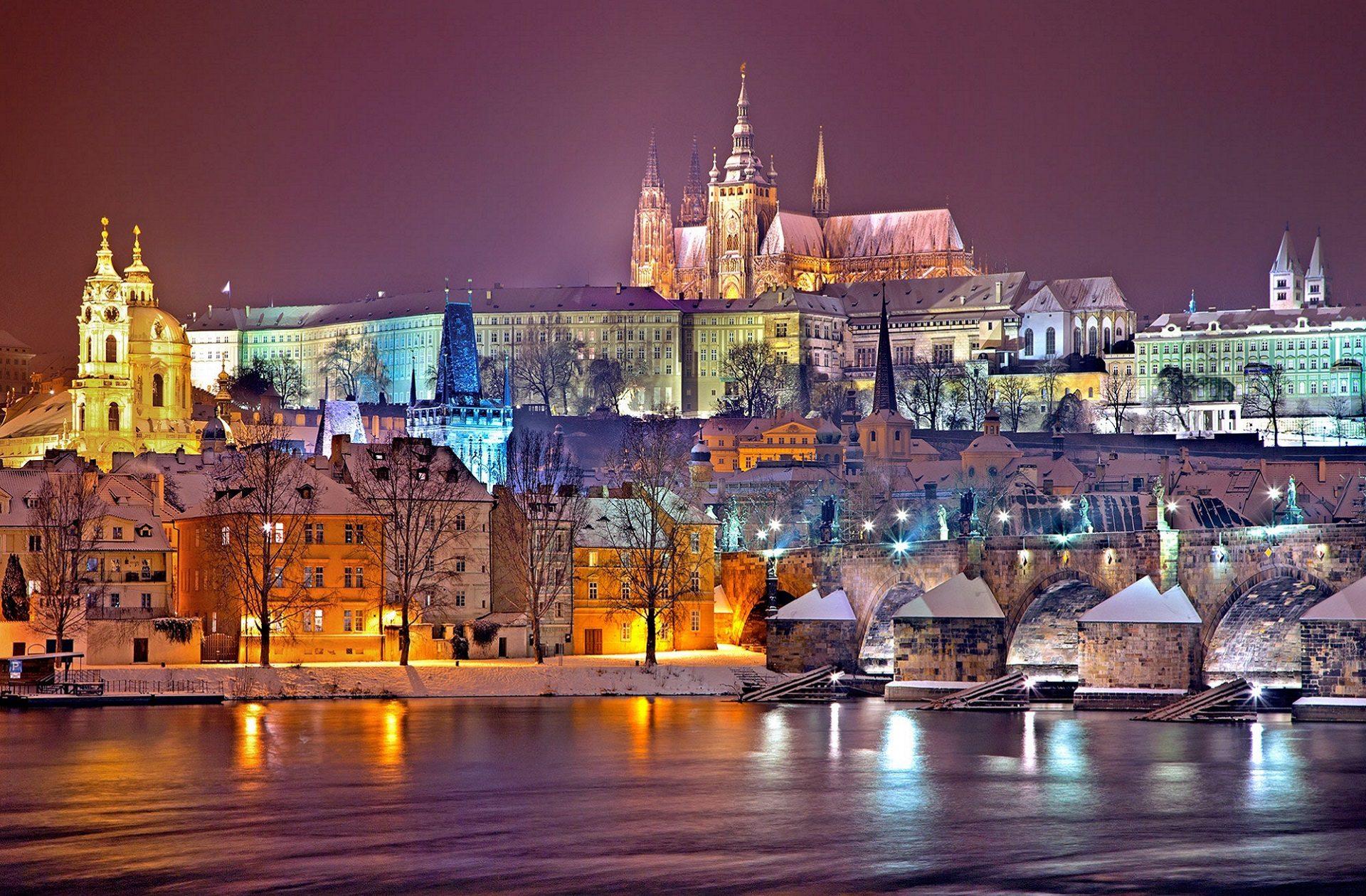 panorama czeskiej Pragi nocą, zwiedzanie Pragi zimą