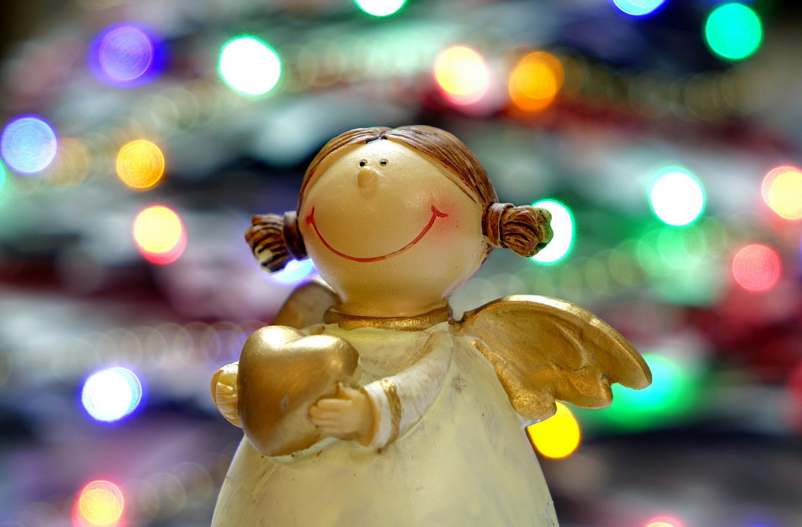 ceramiczny aniołek z jarmarku w Pradze, ozdoby świąteczne na kiermaszach