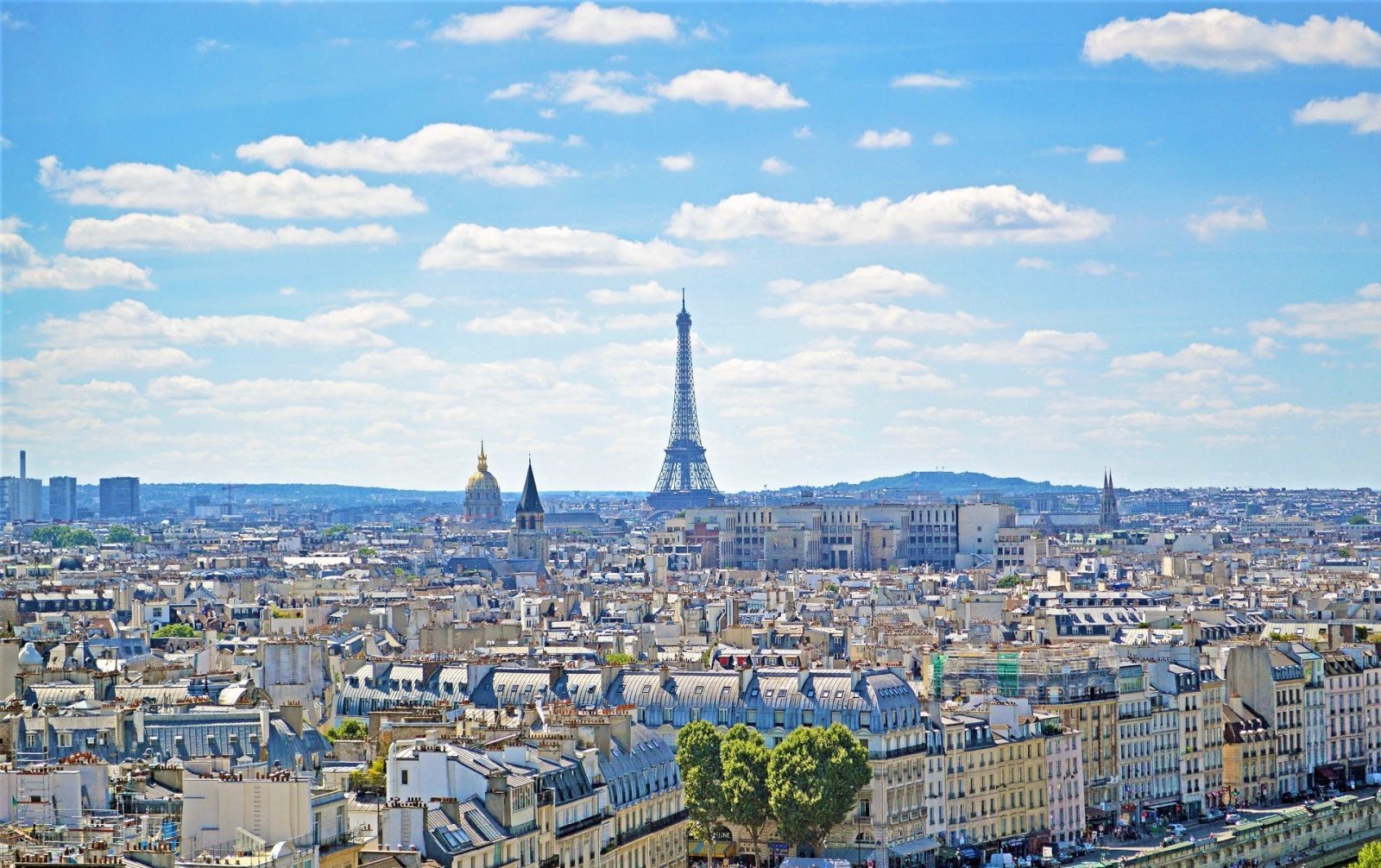 Panorama Paryża, widok na budynki i wieżę Eiffla