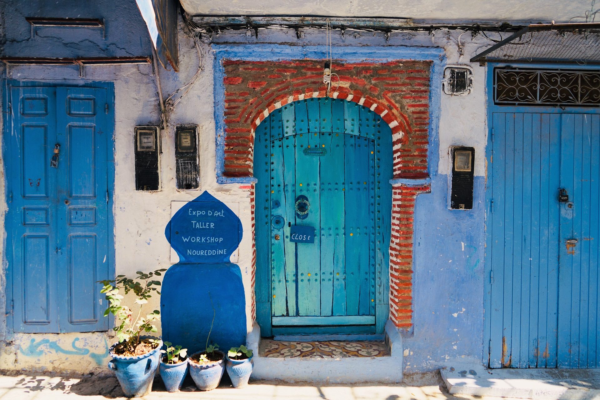 błękitne drzwi w medynie w Szafszawan w Maroko