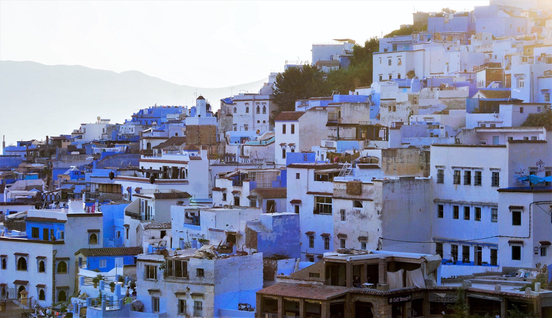 panoramiczny widok na Szafszawan Niebieskie Miasto w Maroku