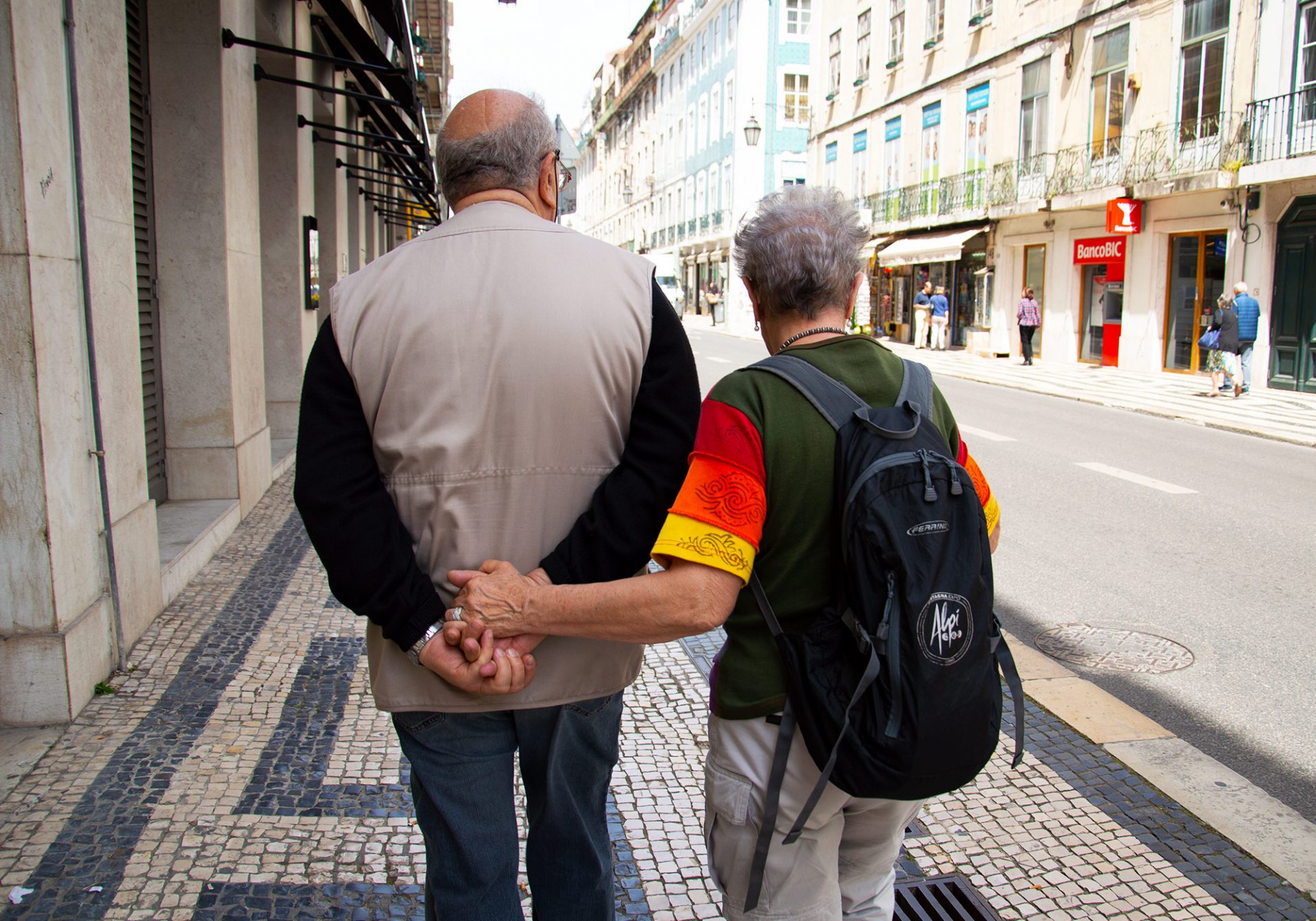 para spacerująca po uliczkach Lizbony