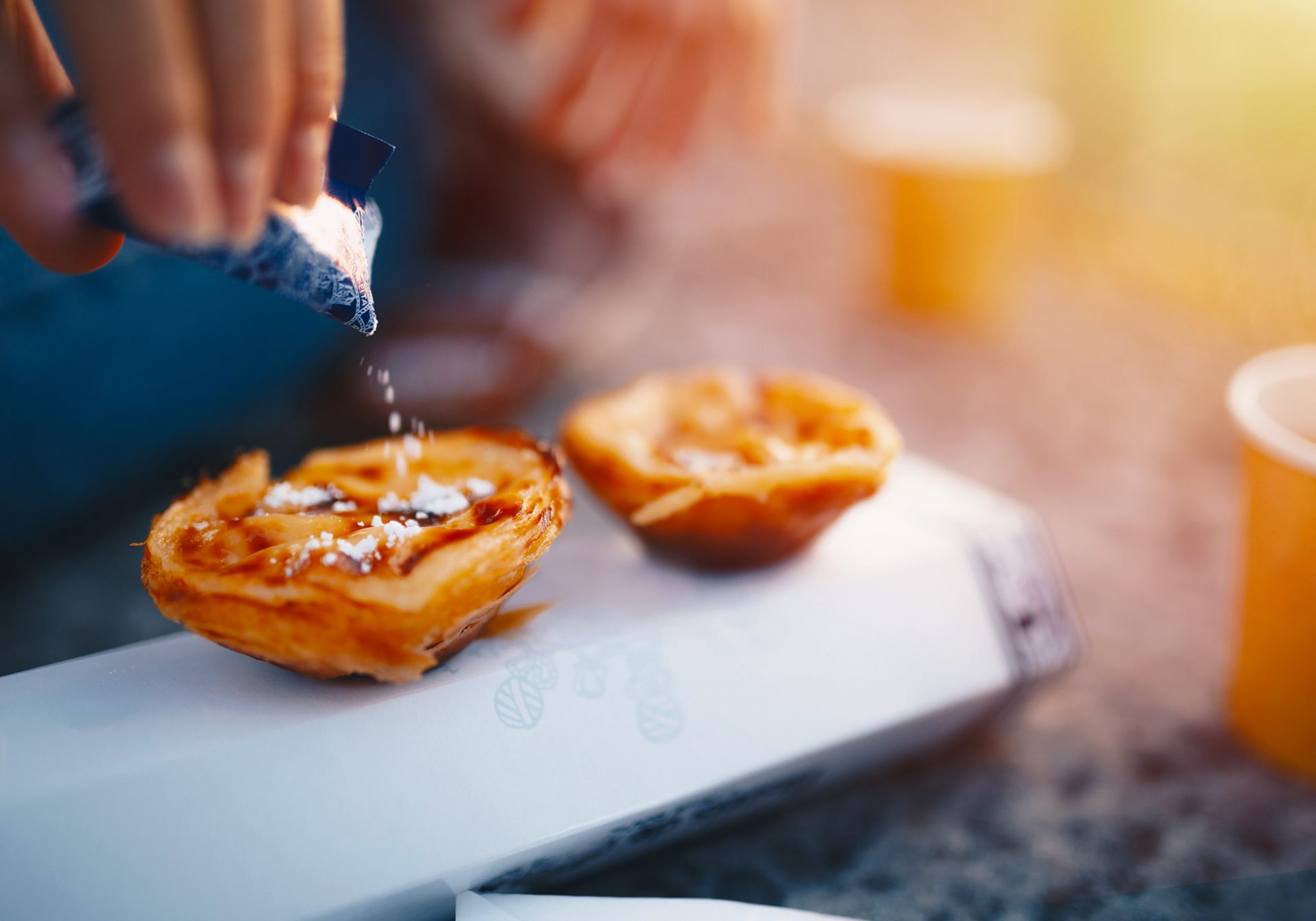 pastéis de Belém z cukrem i cynamonem