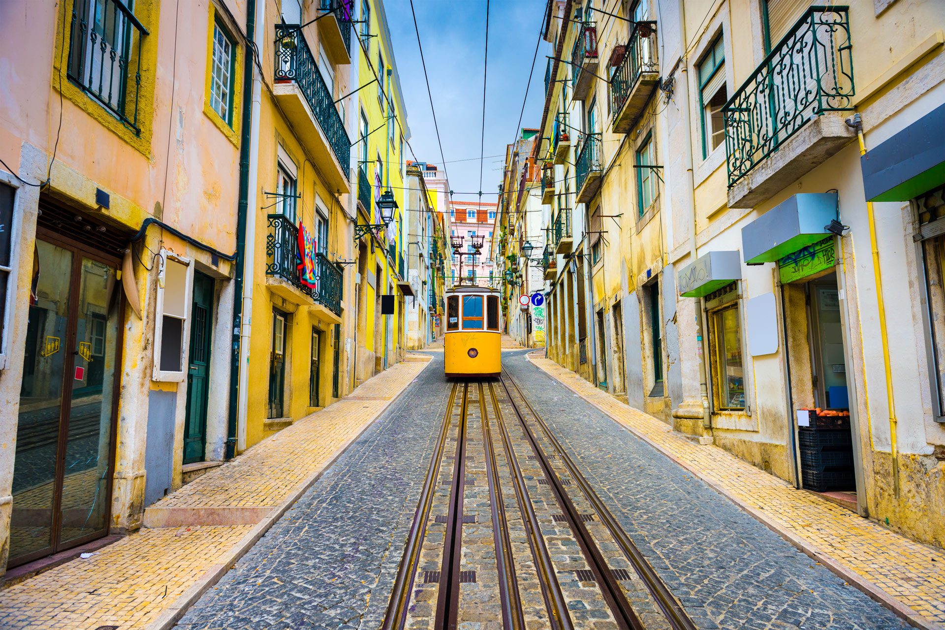 żólty tramwaj Lizbona stare miasto