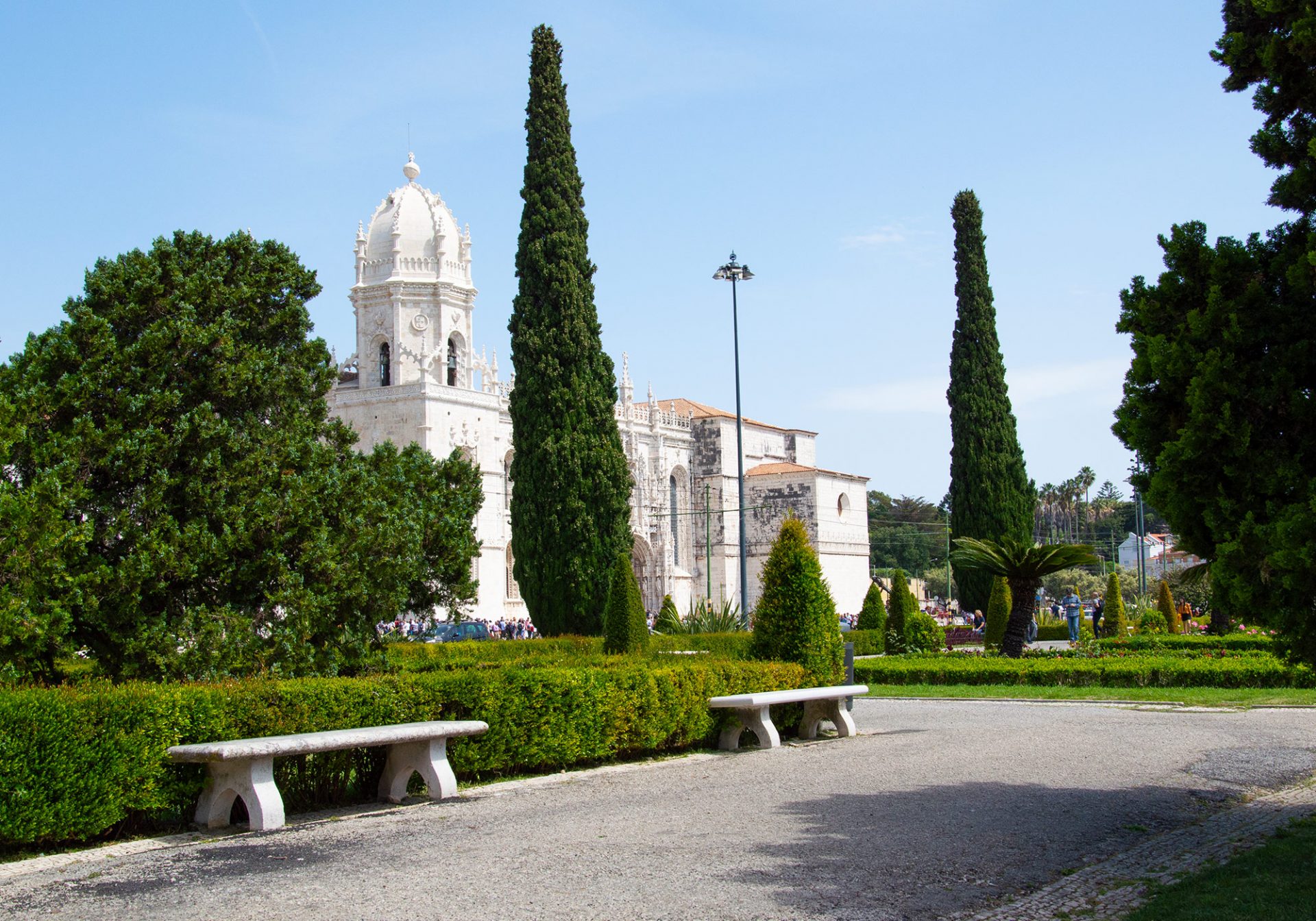 widok na Klasztor Hieronimitów z ogrodu, Lizbona, Portugalia