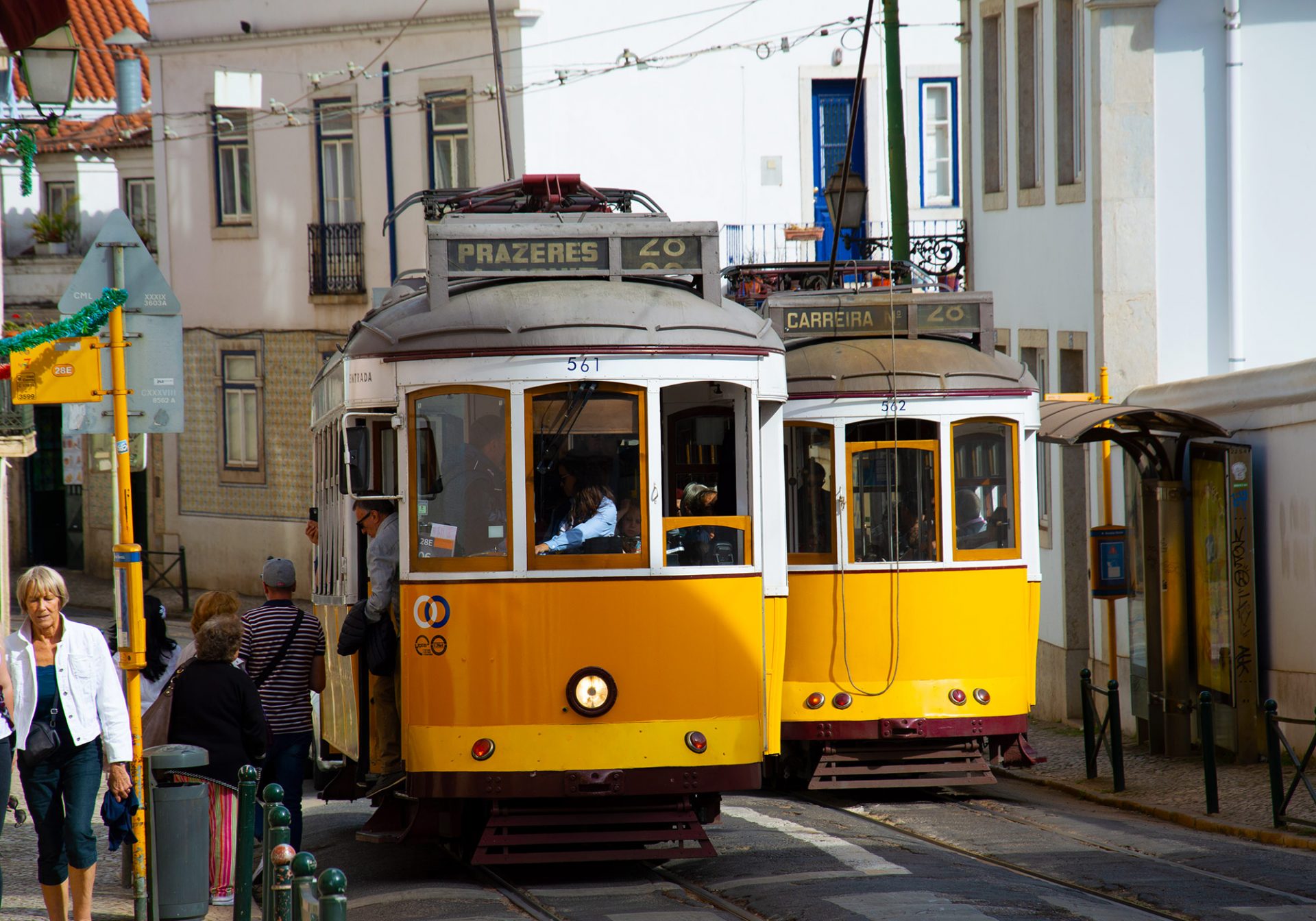 żółty tramwaj, stare miasto, Lizbona Portugalia