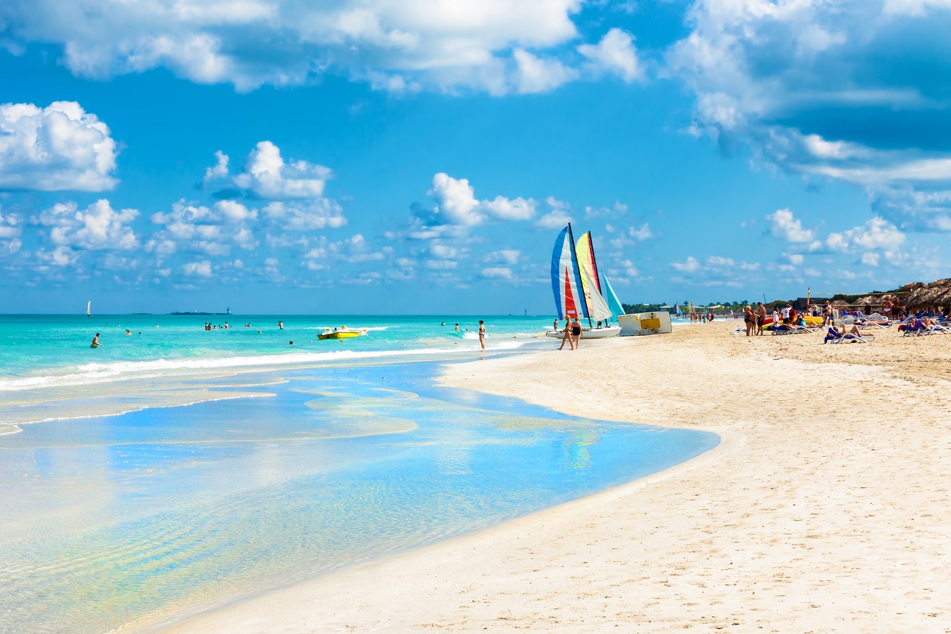 Biała plaża z miękkim białym piaskiem na Kubie