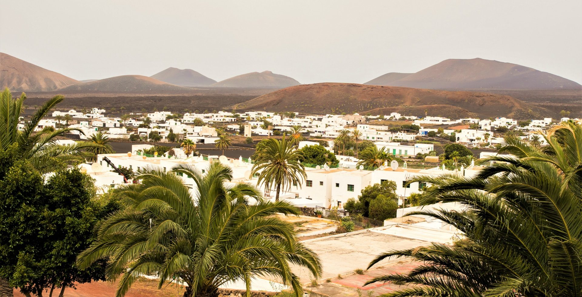 typowe kanarysjkie białe miasteczko na wyspie Lanzarote