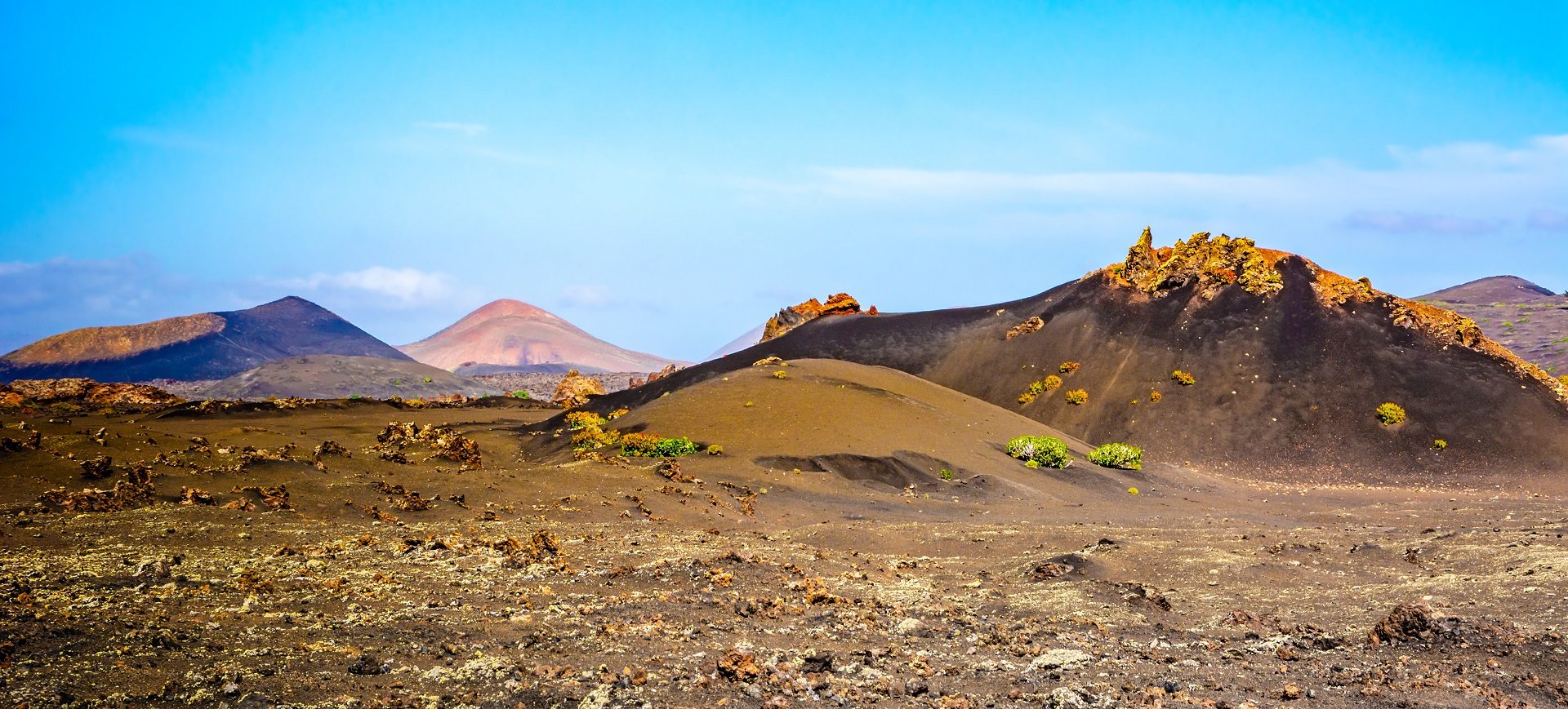 księżycowy krajobraz w Parku Narodowym Timanfaya na Lanzarote, Wyspy Kanarysjkie