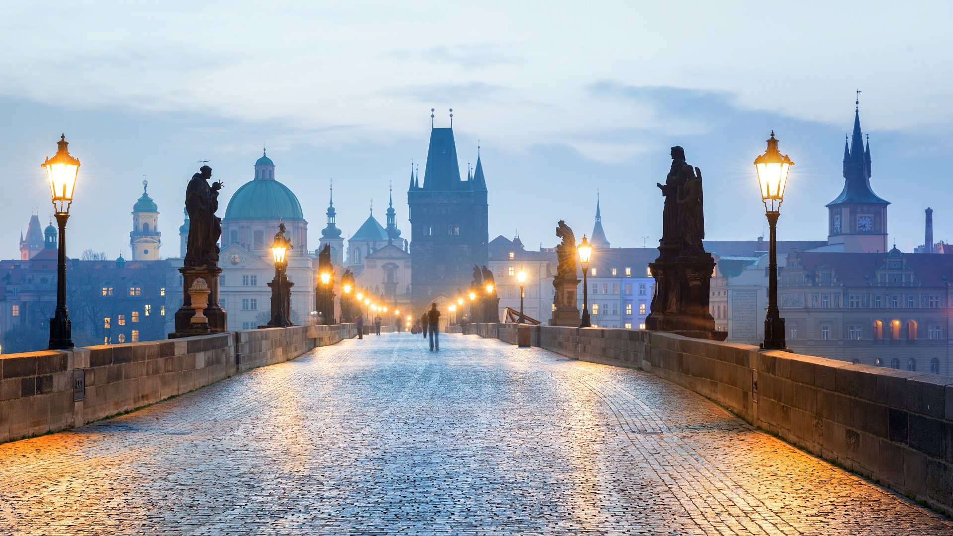 oświetlony Most Karola w Pradze w Czechach wieczorową porą