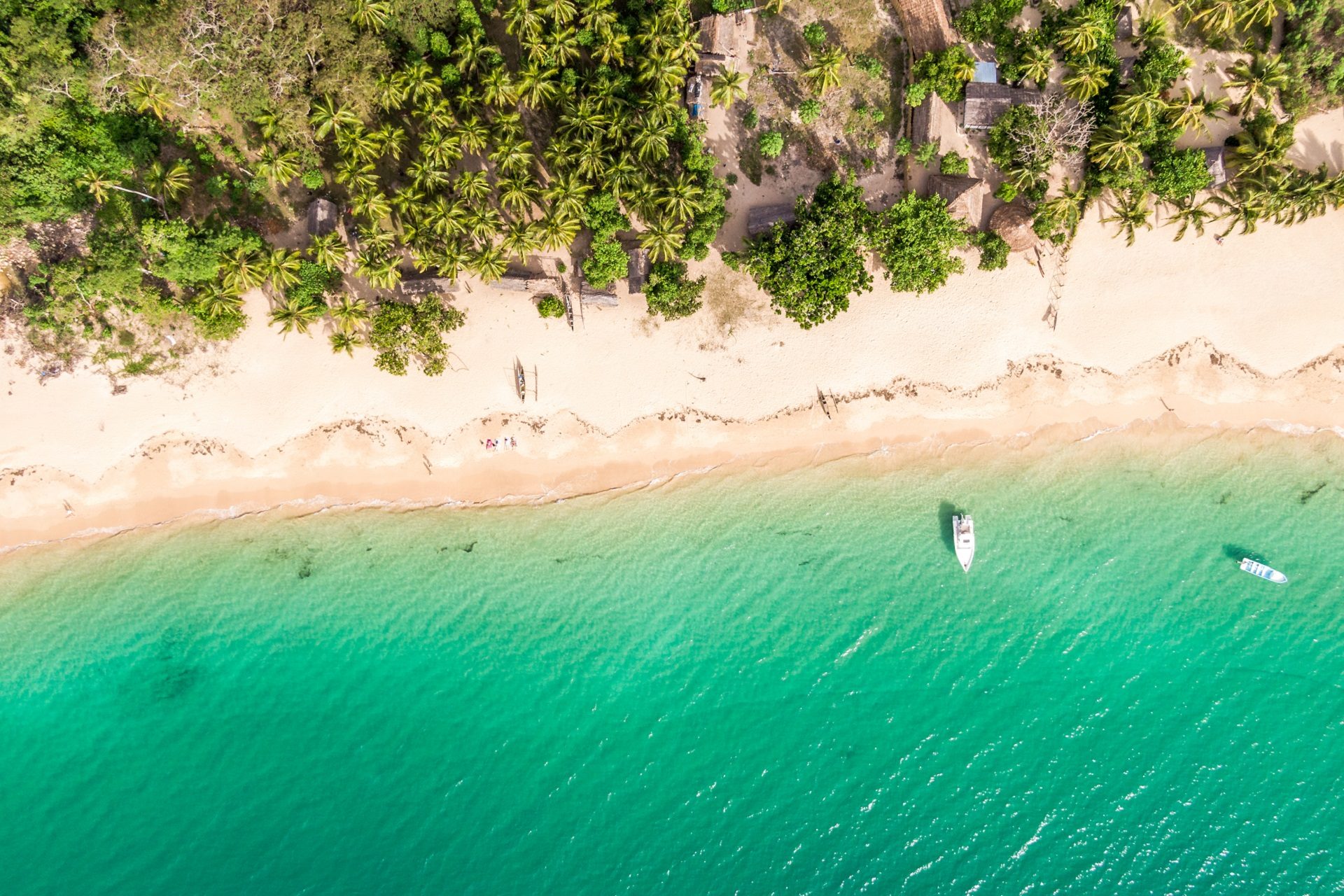 Plaża na wyspie Nosy Be na Madagaskarze z lotu ptaka