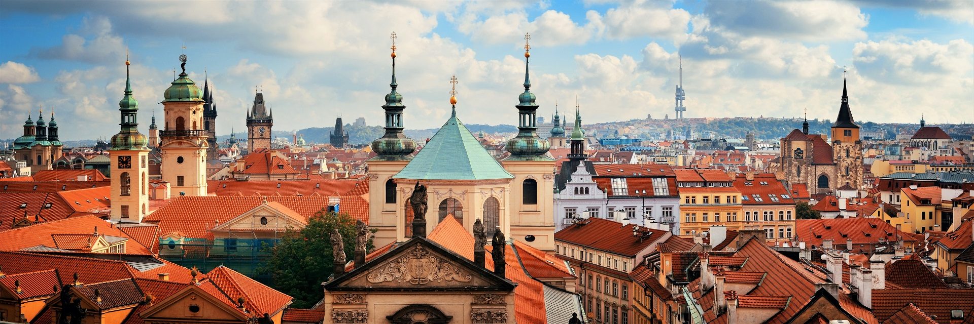 Panorama czerwone dachy zabytkowej zabudowy w Pradze w Czechach
