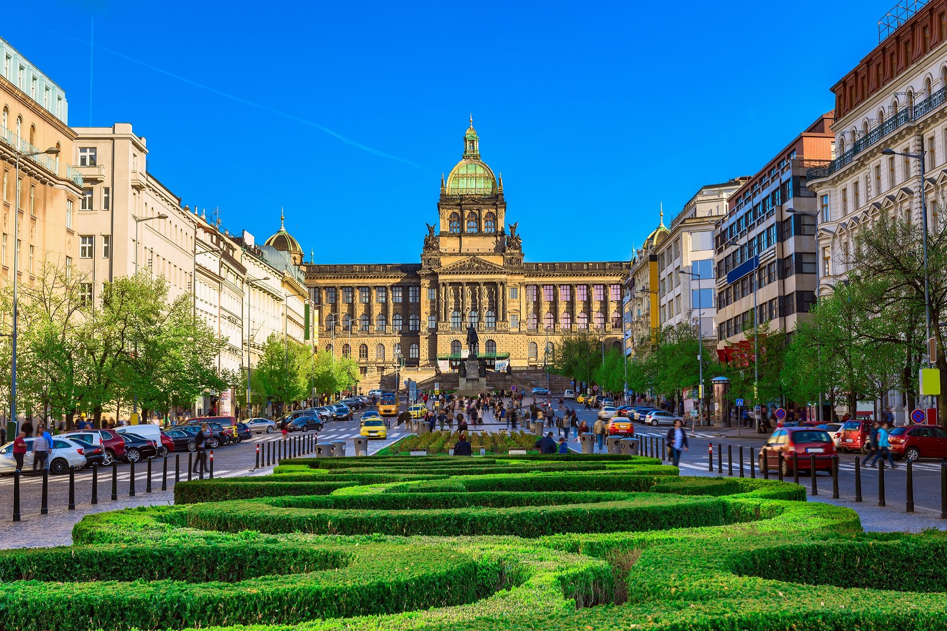 Plac Wacława i widok na Muzeum Narodowe w Pradze w czechach