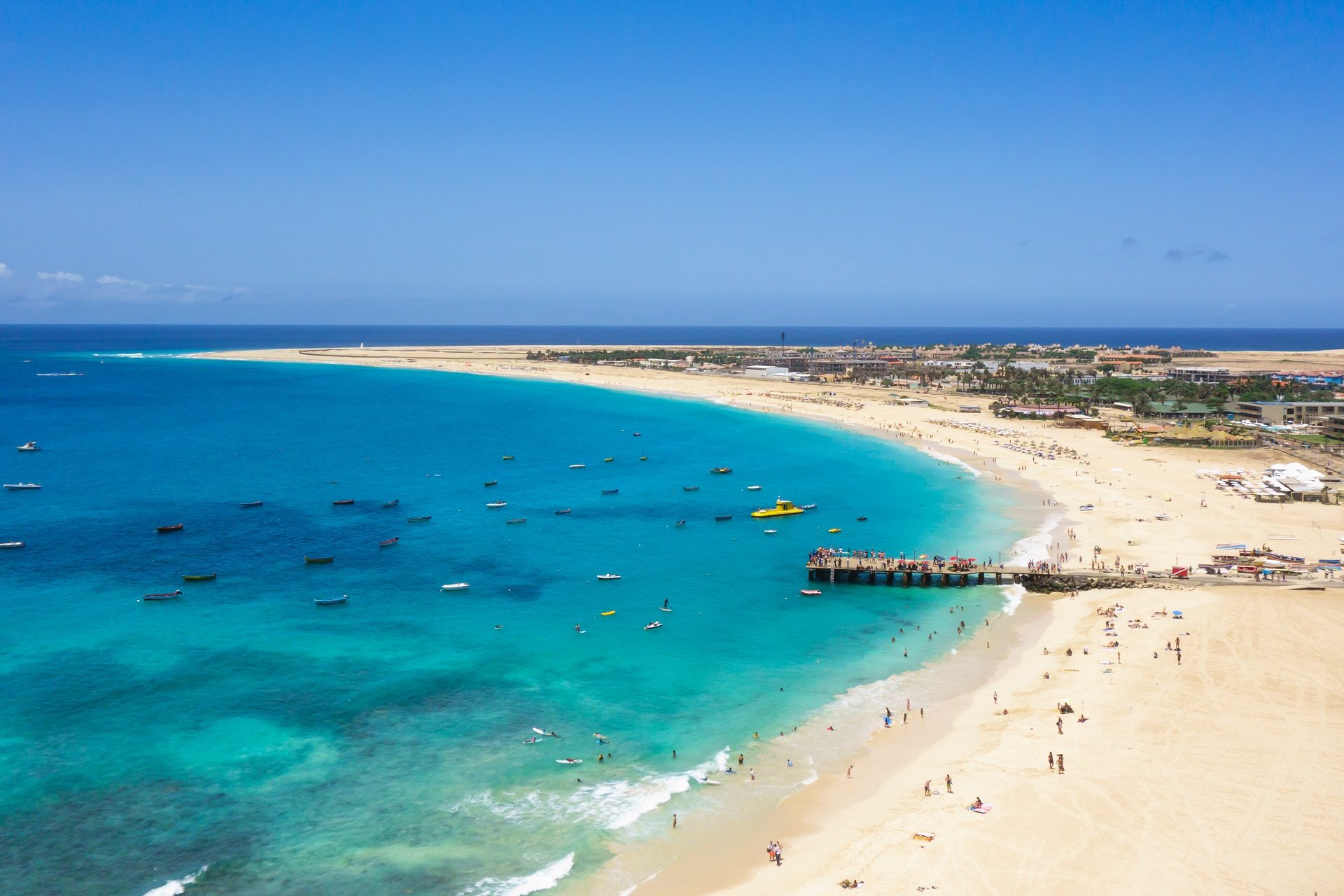 Piaszczysta plaża Santa Maria na wyspie Sal na Cabo Verde