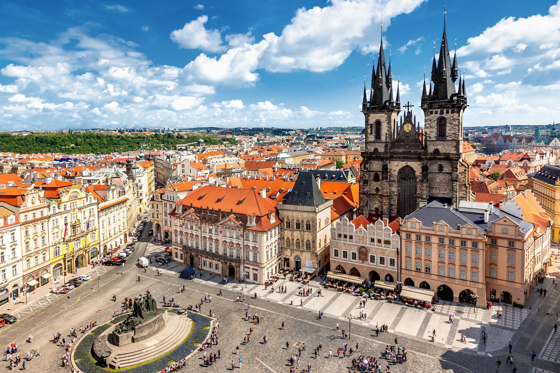 Stare Miasto w Pradze z kościołem św. Mikołaja widziane z lotu ptaka